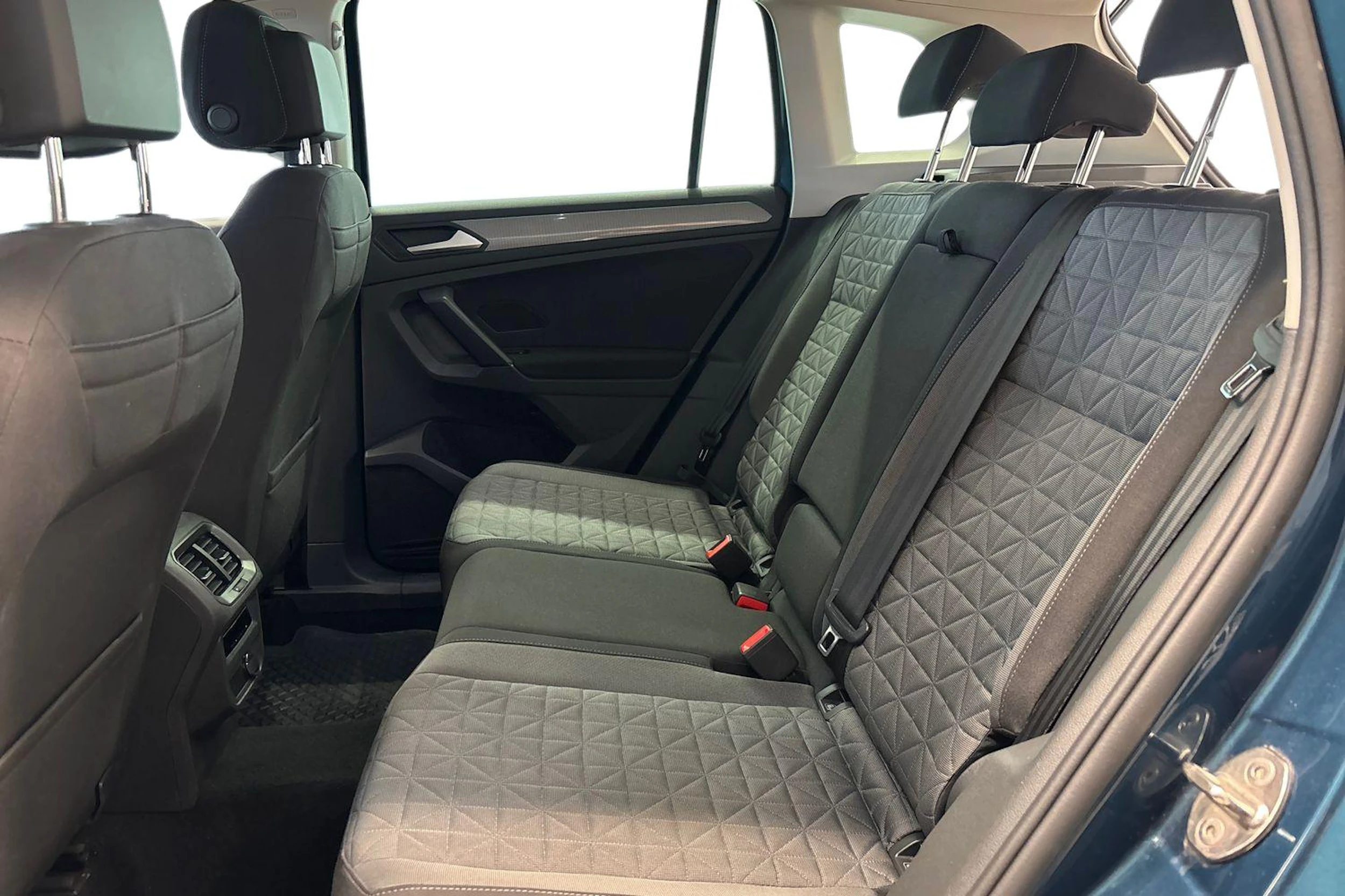 Sininen Volkswagen Tiguan 2022 kuva 11.