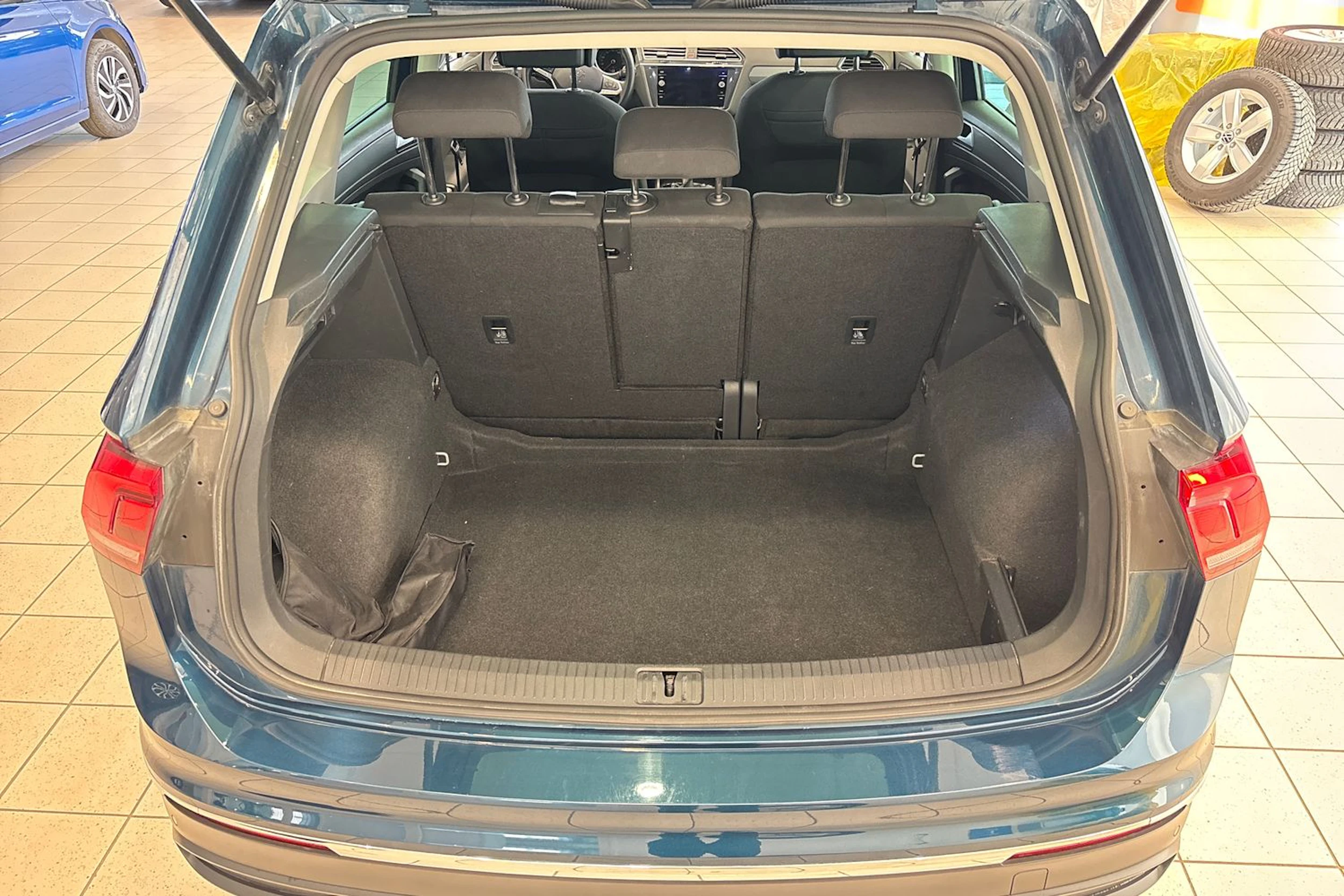 Sininen Volkswagen Tiguan 2022 kuva 18.