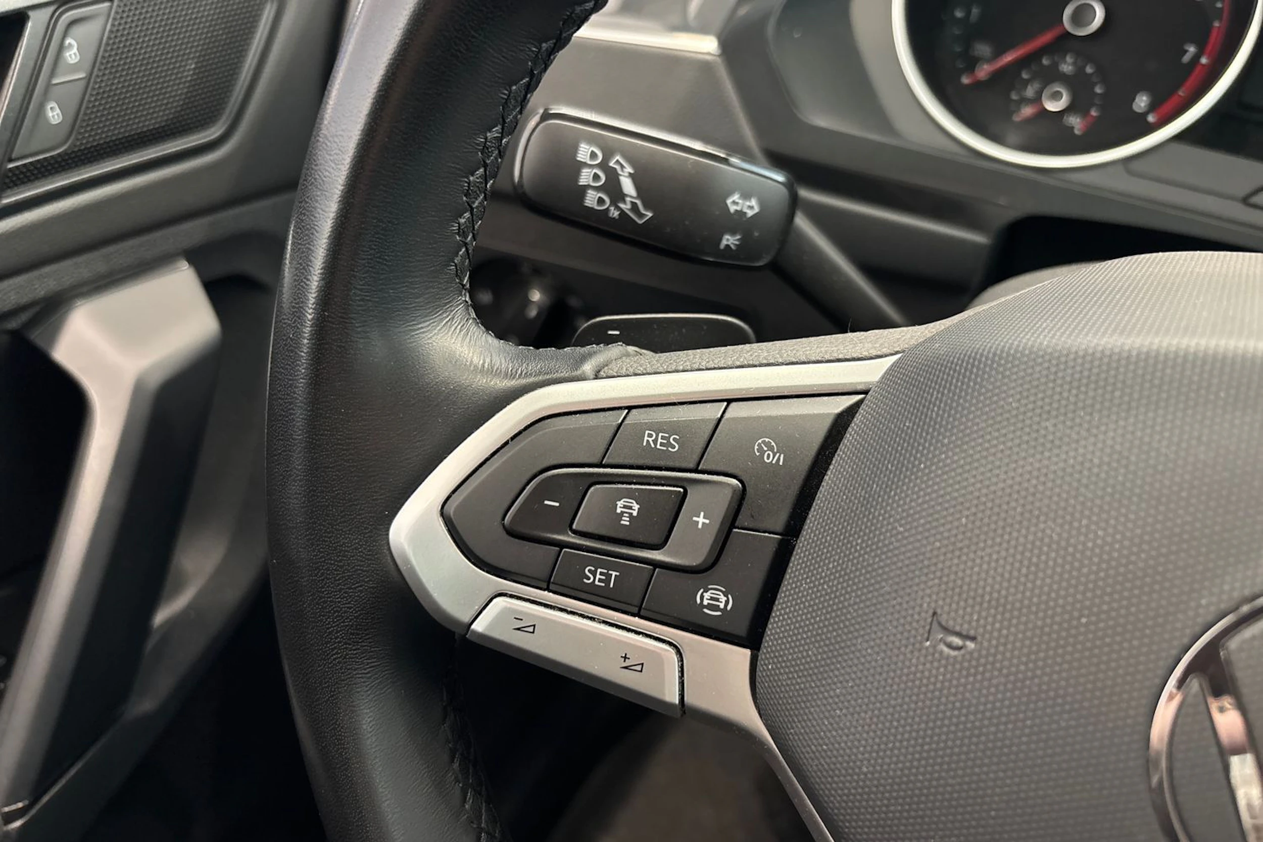 Sininen Volkswagen Tiguan 2022 kuva 22.