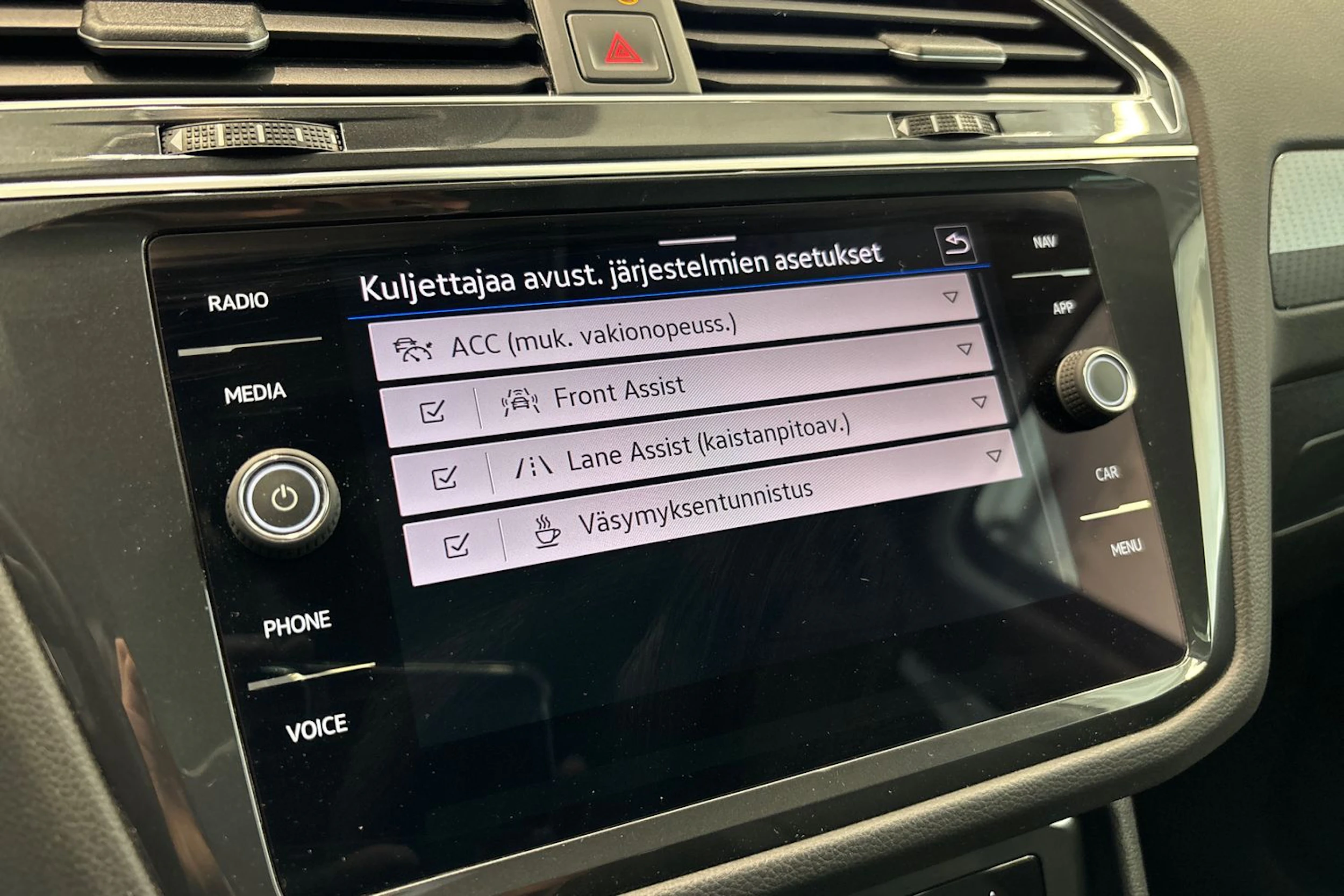 Sininen Volkswagen Tiguan 2022 kuva 28.