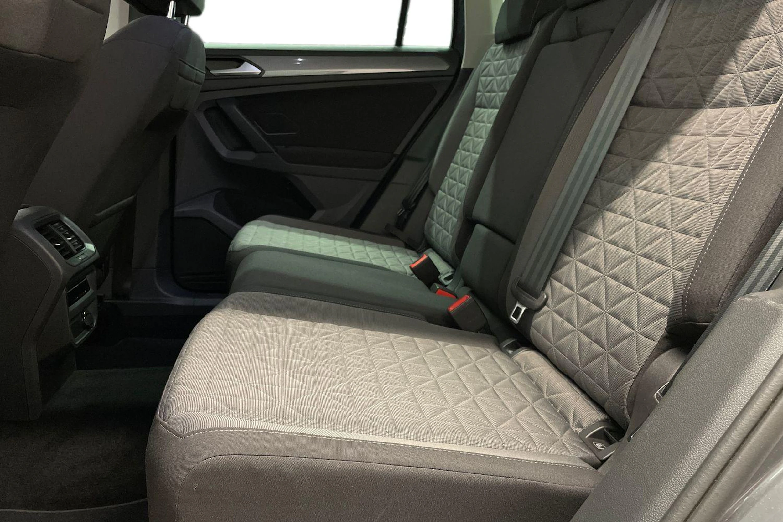 harmaa Volkswagen Tiguan 2022 kuva 8.