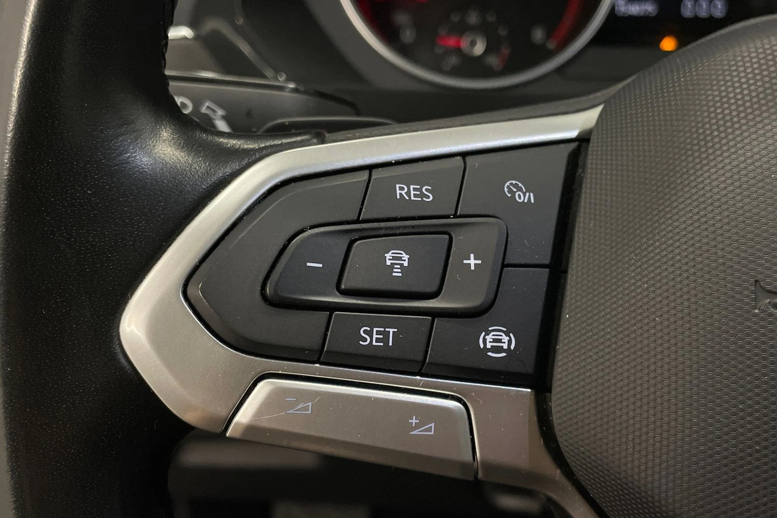 harmaa Volkswagen Tiguan 2022 kuva 13.