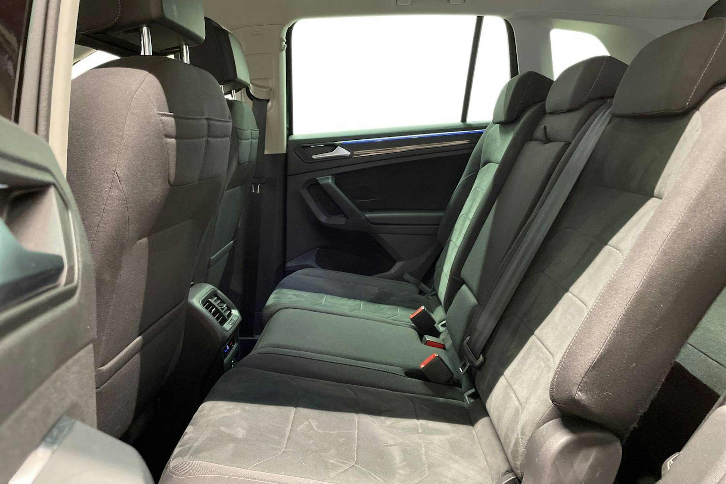 met. musta Volkswagen Tiguan 2022 kuva 8.