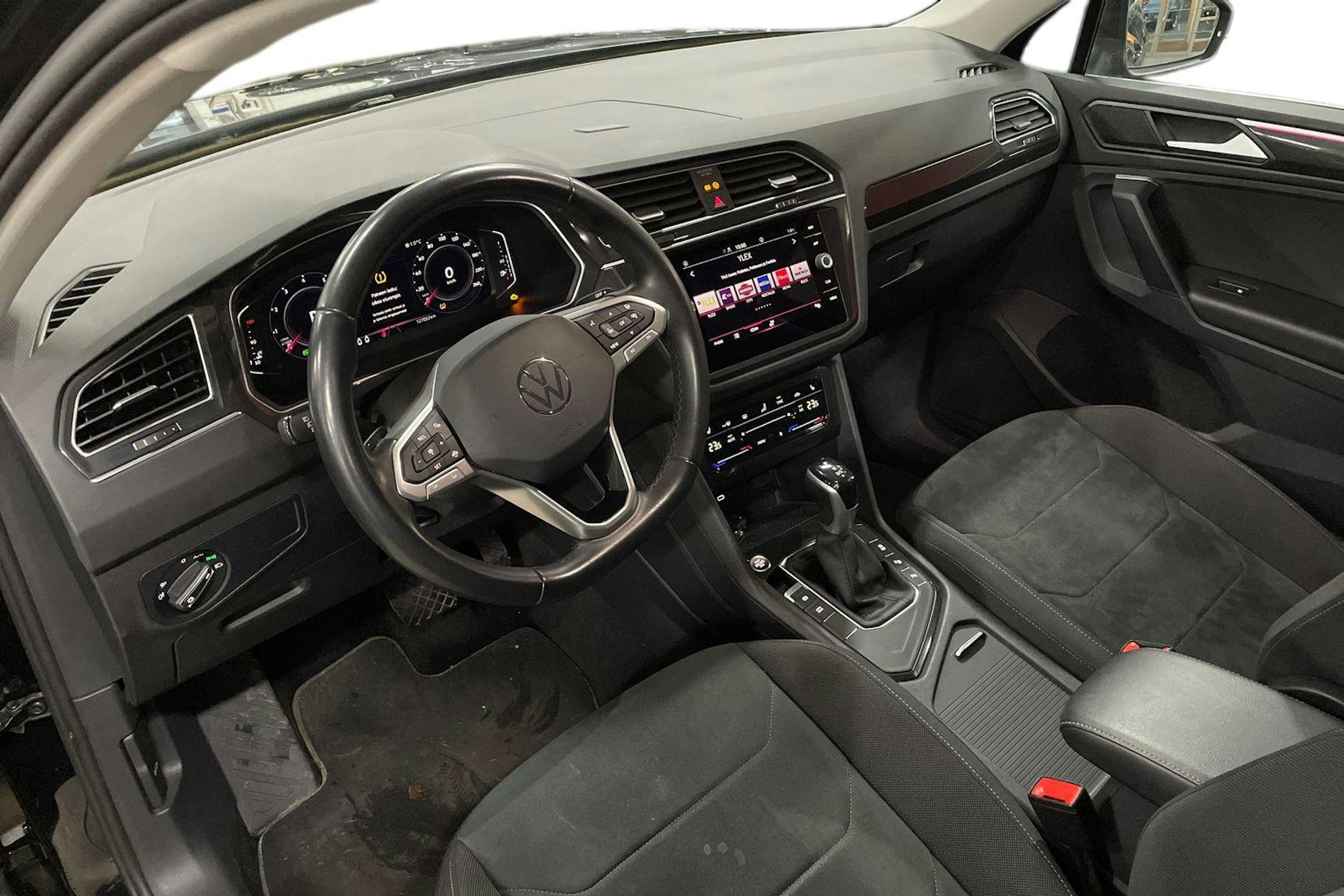 Musta Volkswagen Tiguan 2022 kuva 7.