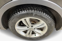 Musta Volkswagen Tiguan 2022 kuva 11.