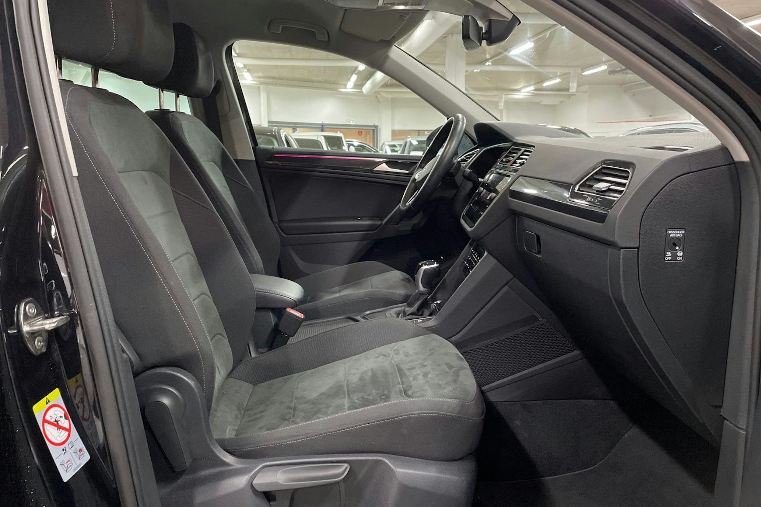 Musta Volkswagen Tiguan 2022 kuva 14.