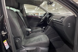 Musta Volkswagen Tiguan 2022 kuva 14.