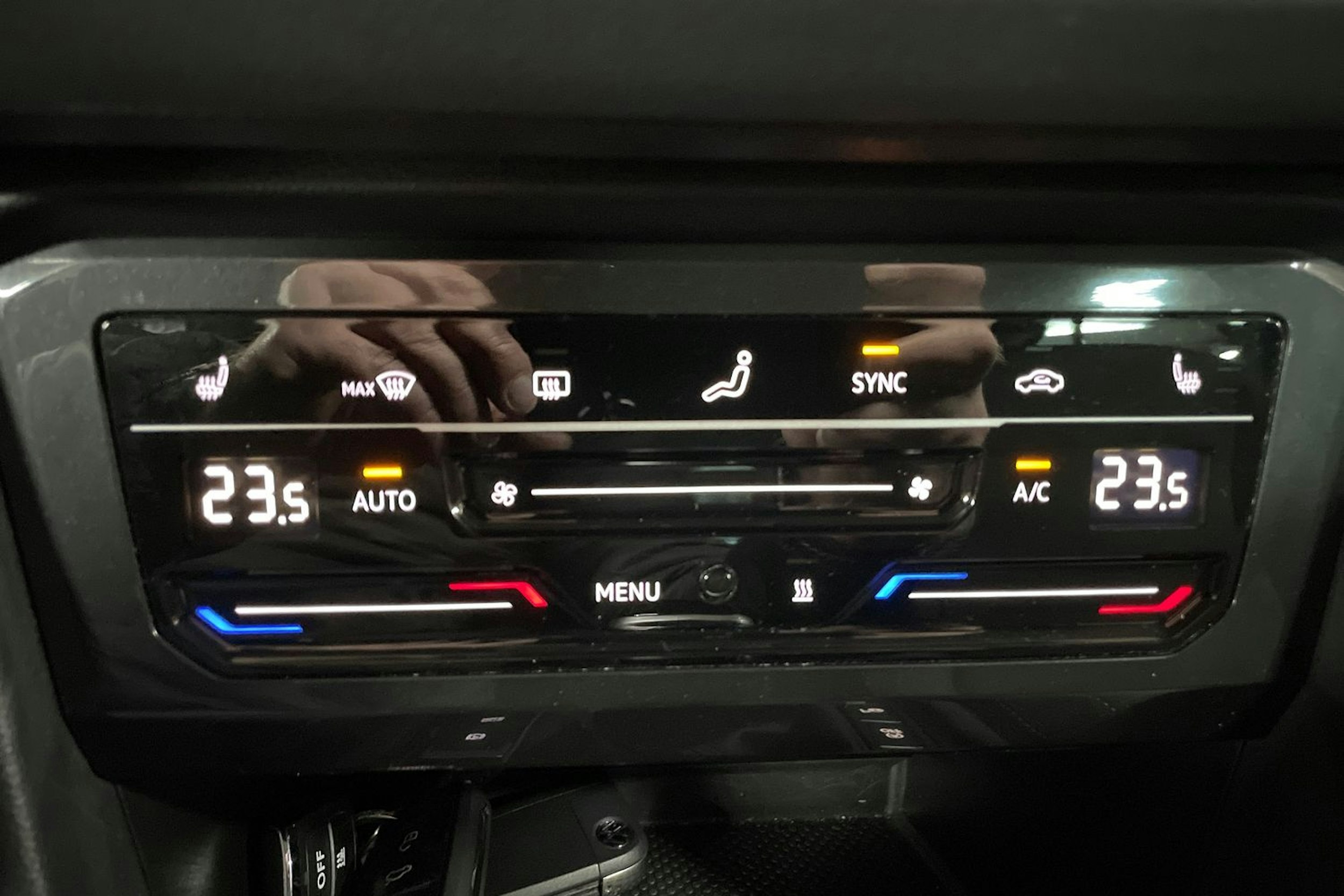 Musta Volkswagen Tiguan 2022 kuva 23.