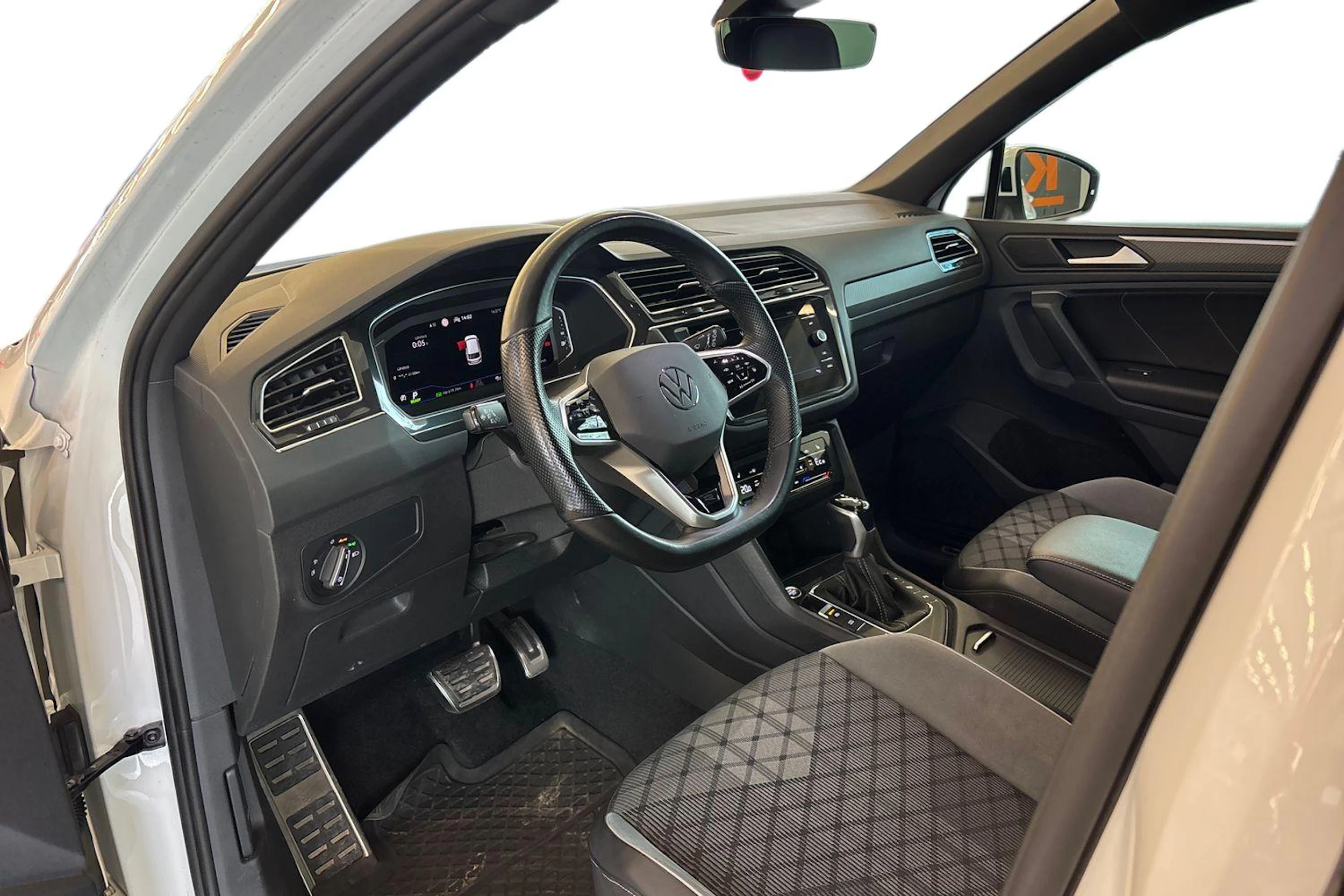 Valkoinen Volkswagen Tiguan 2022 kuva 8.