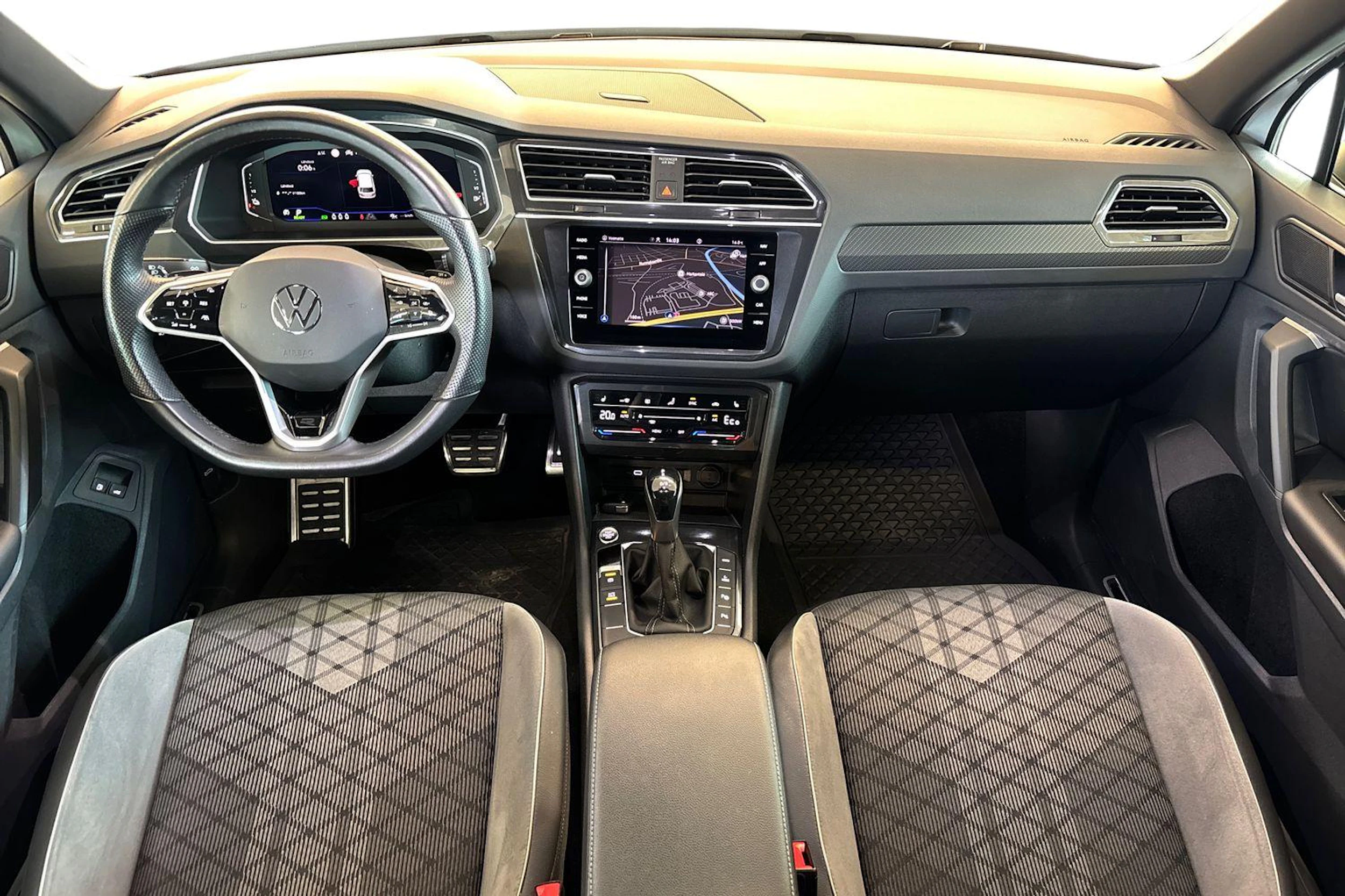Valkoinen Volkswagen Tiguan 2022 kuva 9.