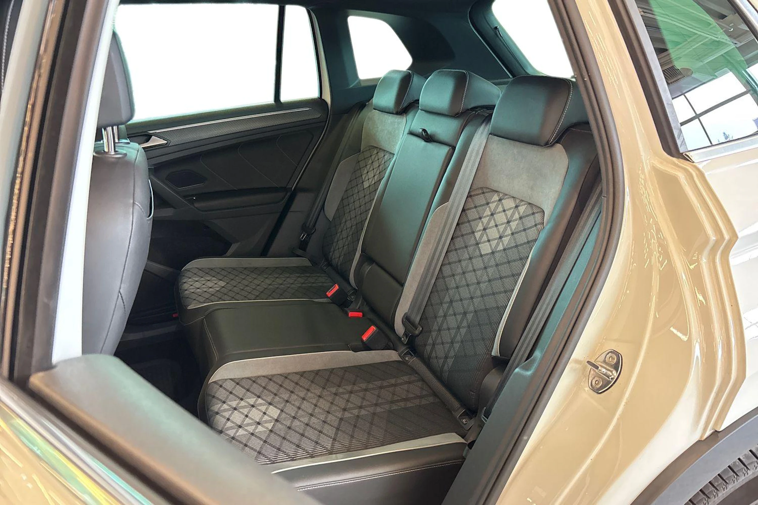 Valkoinen Volkswagen Tiguan 2022 kuva 11.