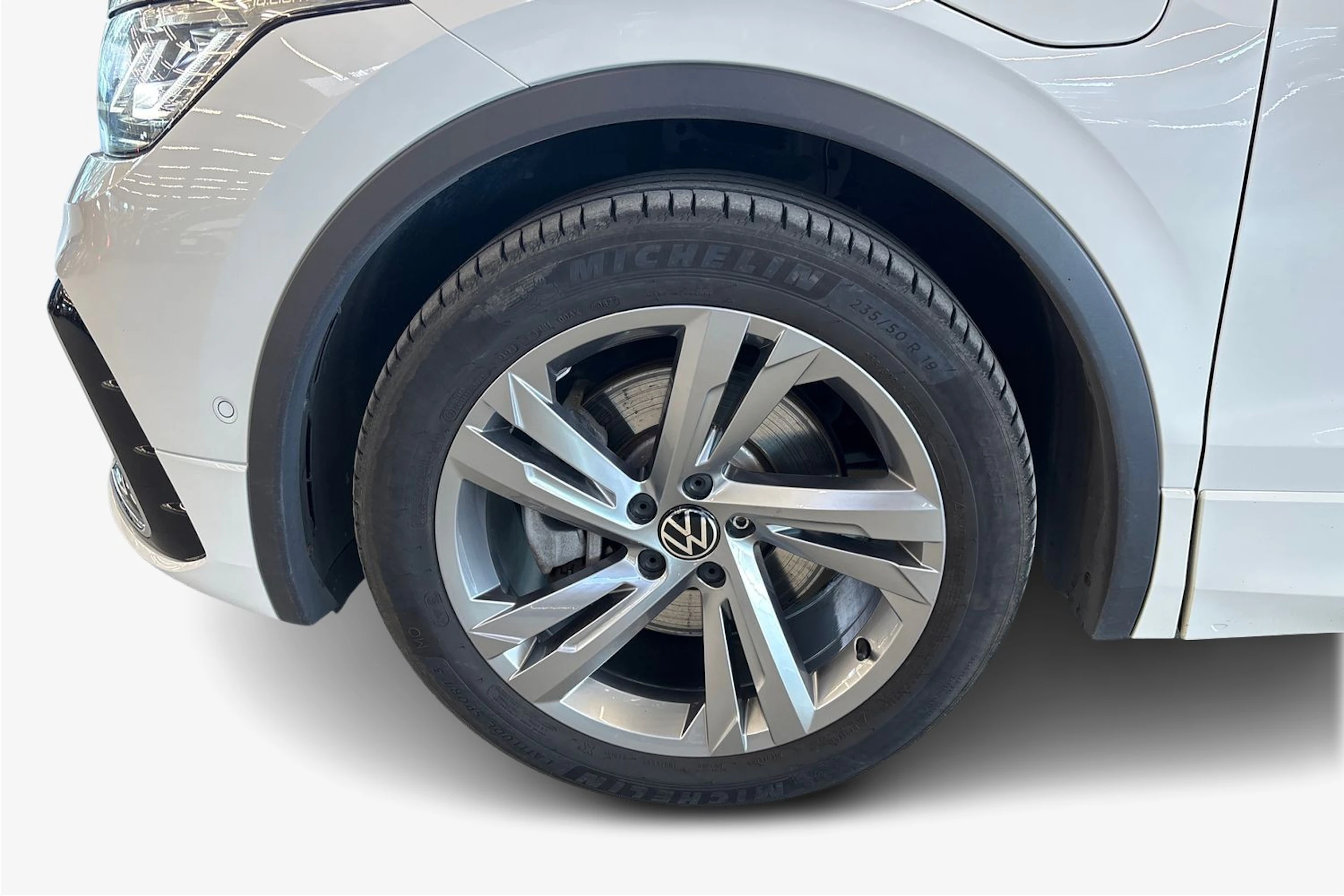 Valkoinen Volkswagen Tiguan 2022 kuva 12.