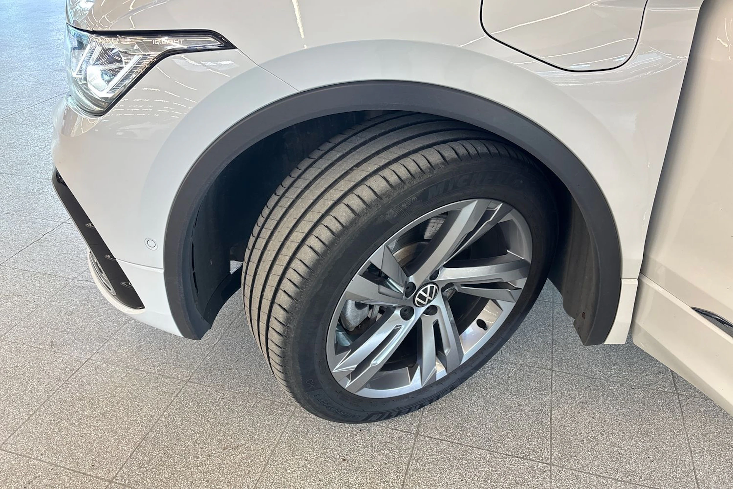 Valkoinen Volkswagen Tiguan 2022 kuva 13.