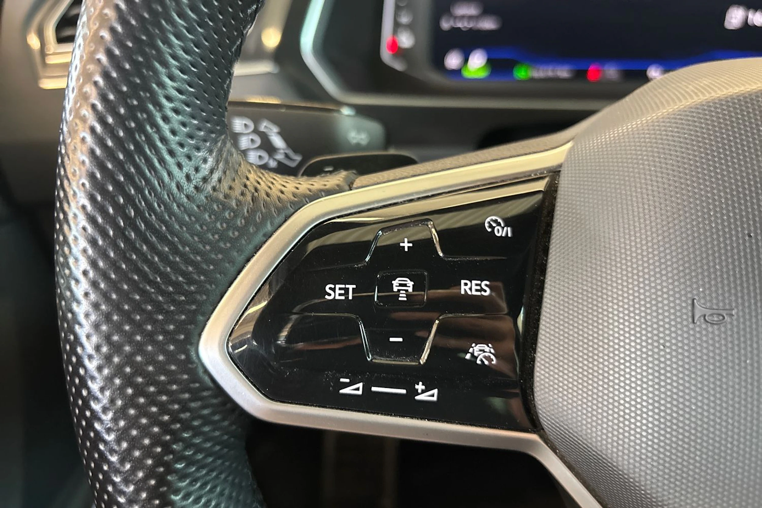 Valkoinen Volkswagen Tiguan 2022 kuva 16.