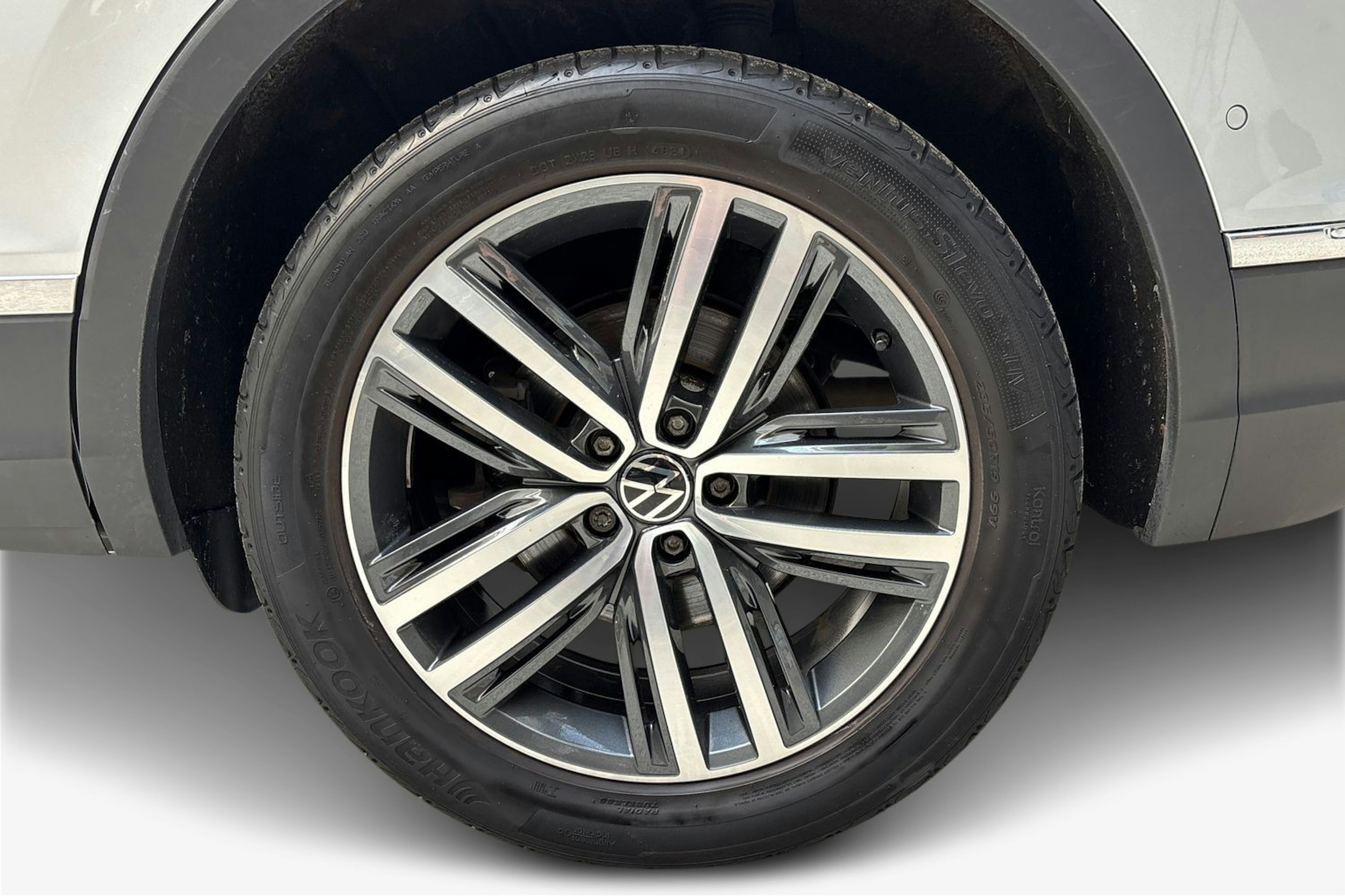 harmaa Volkswagen Tiguan 2022 kuva 11.