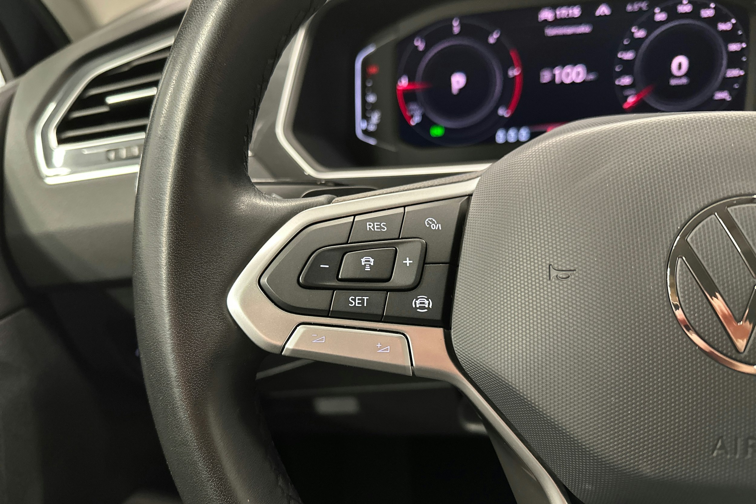 sininen Volkswagen Tiguan 2022 kuva 14.