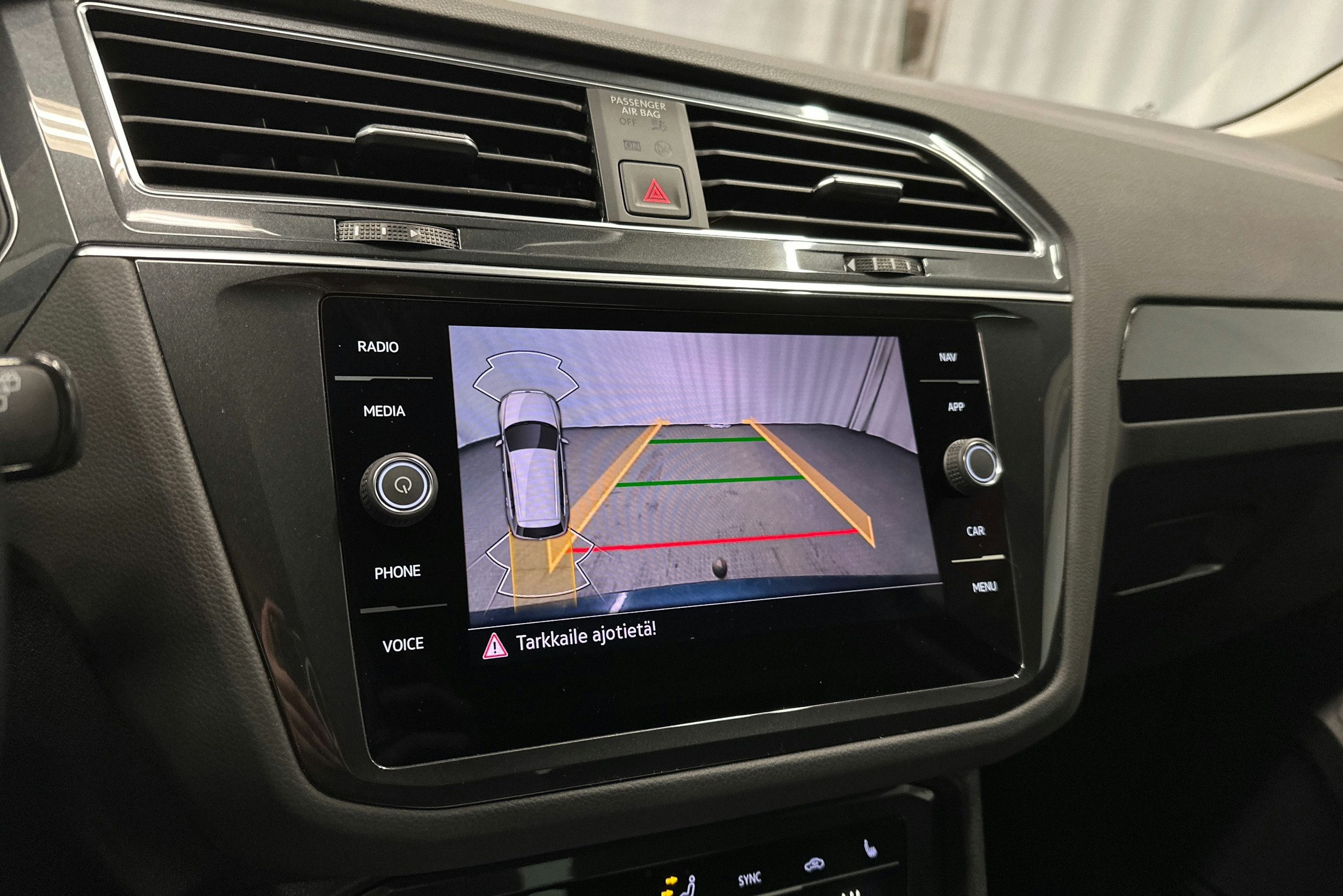 sininen Volkswagen Tiguan 2022 kuva 19.