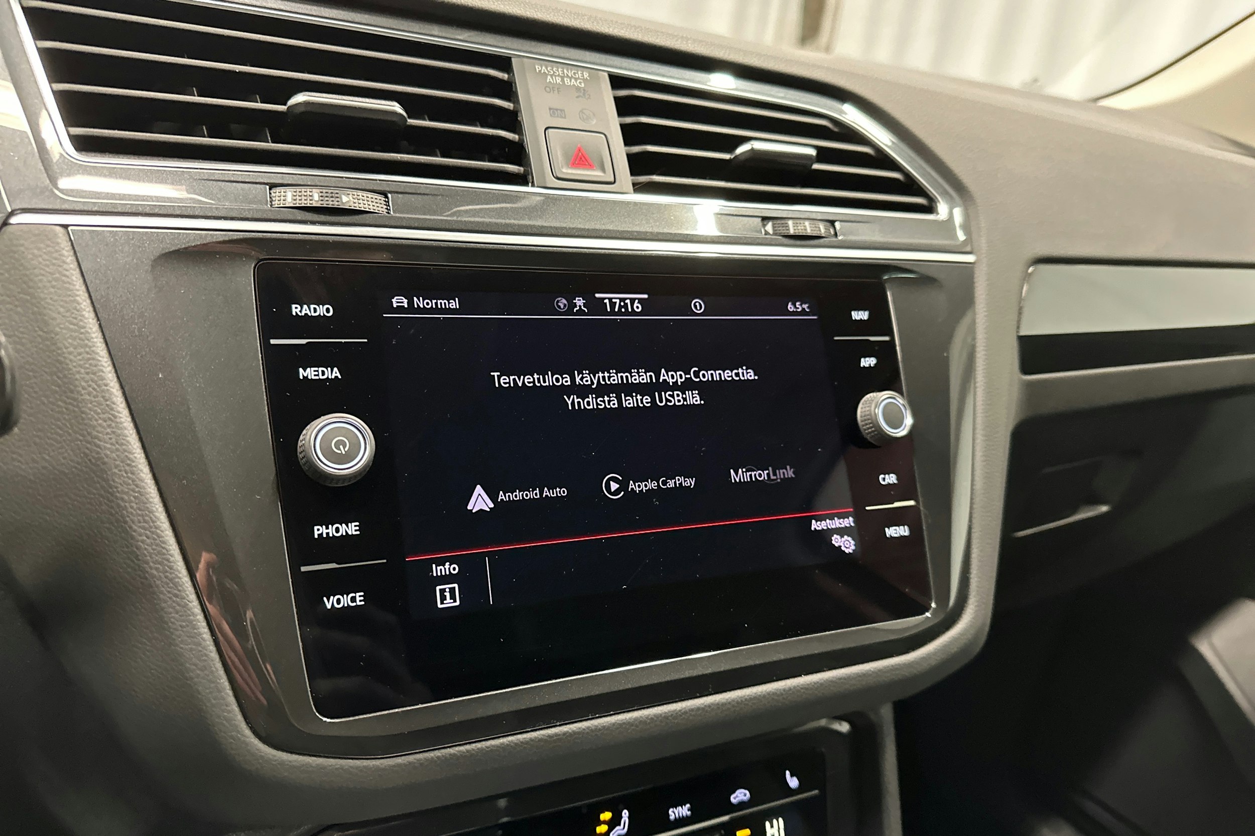 sininen Volkswagen Tiguan 2022 kuva 20.