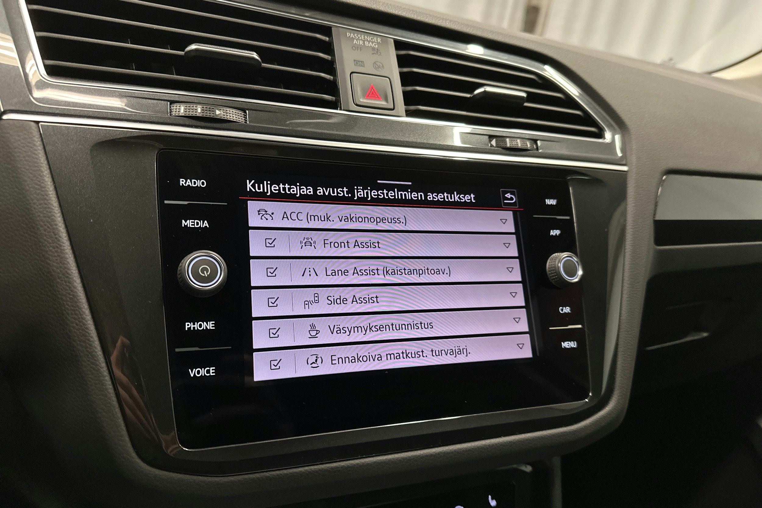 sininen Volkswagen Tiguan 2022 kuva 21.