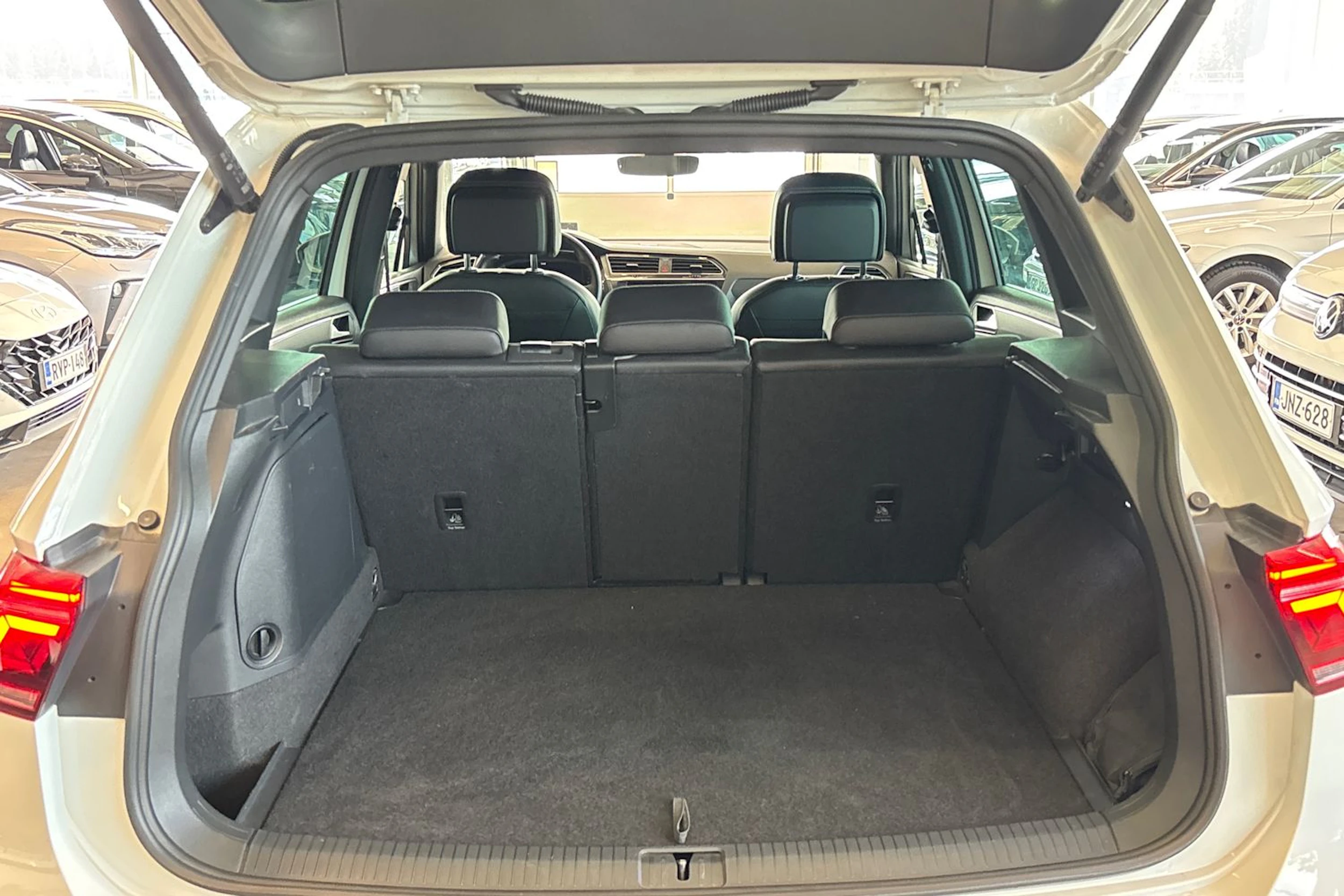 valkoinen Volkswagen Tiguan 2022 kuva 20.