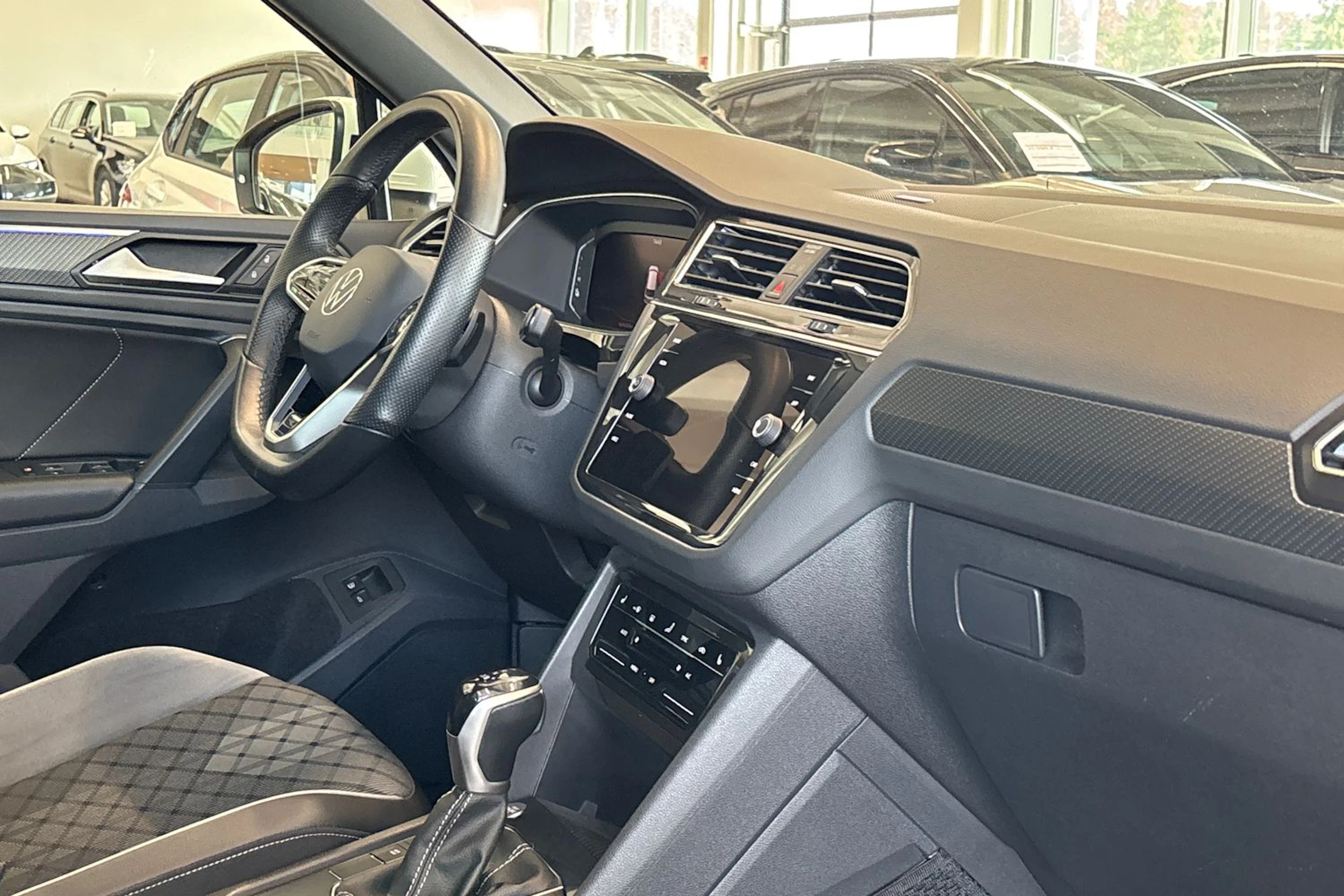 valkoinen Volkswagen Tiguan 2022 kuva 24.