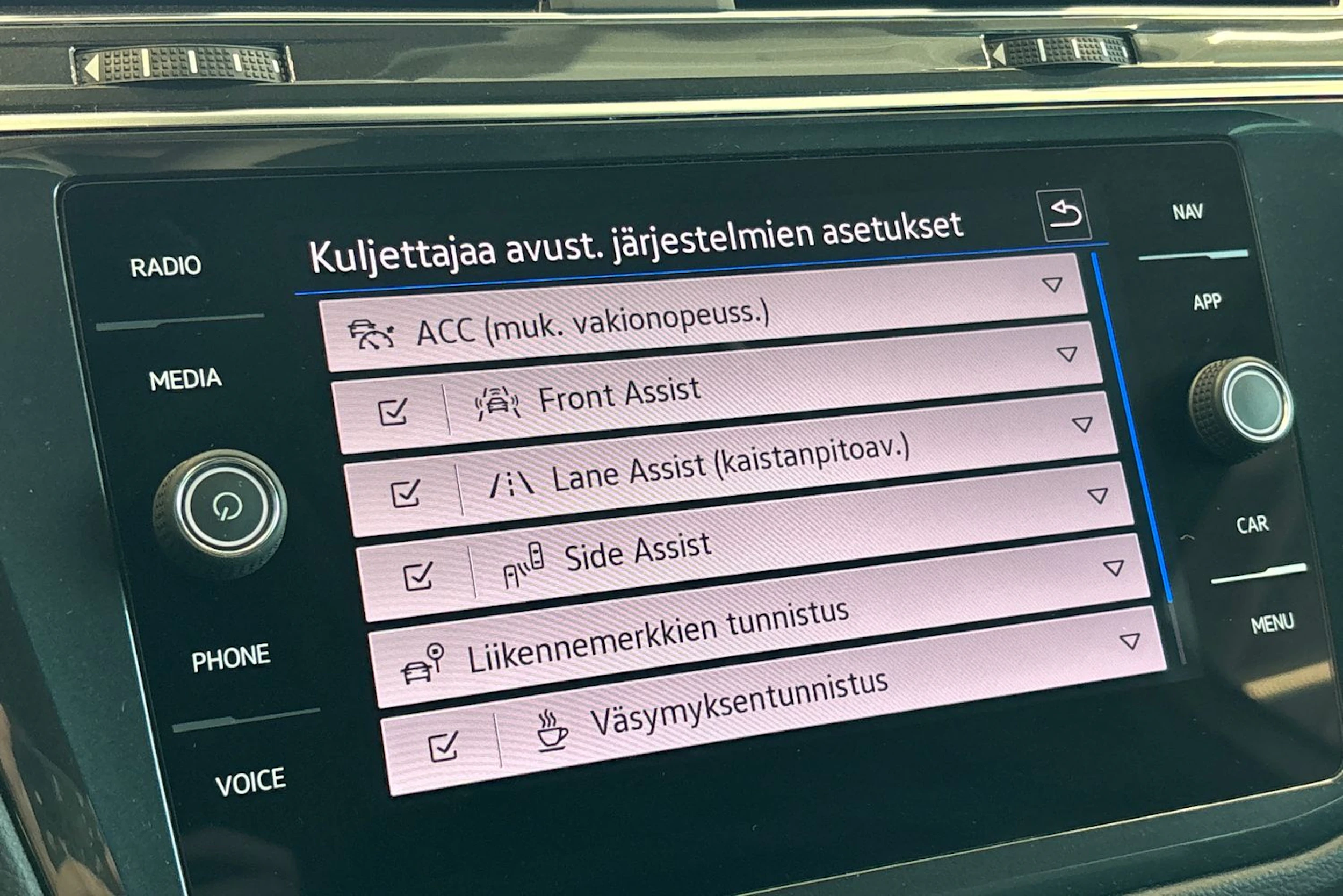 valkoinen Volkswagen Tiguan 2022 kuva 35.