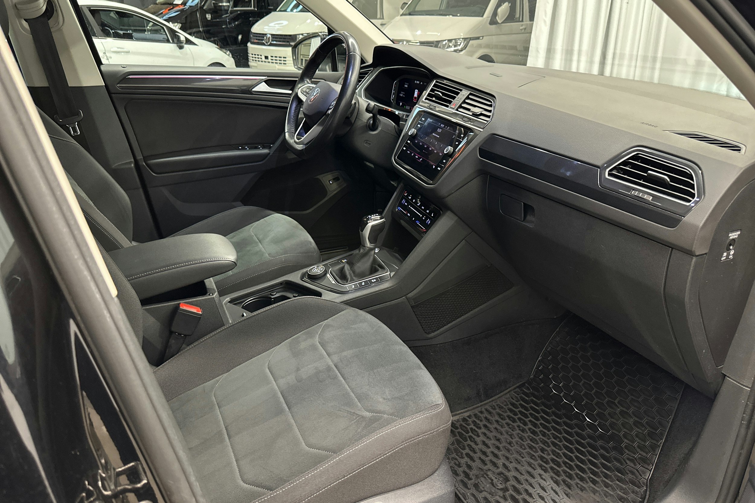 musta Volkswagen Tiguan 2022 kuva 13.