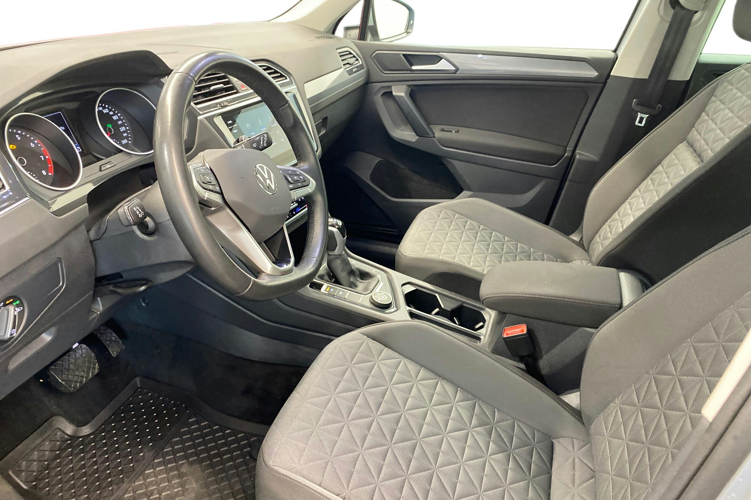 Harmaa Volkswagen Tiguan 2022 kuva 7.