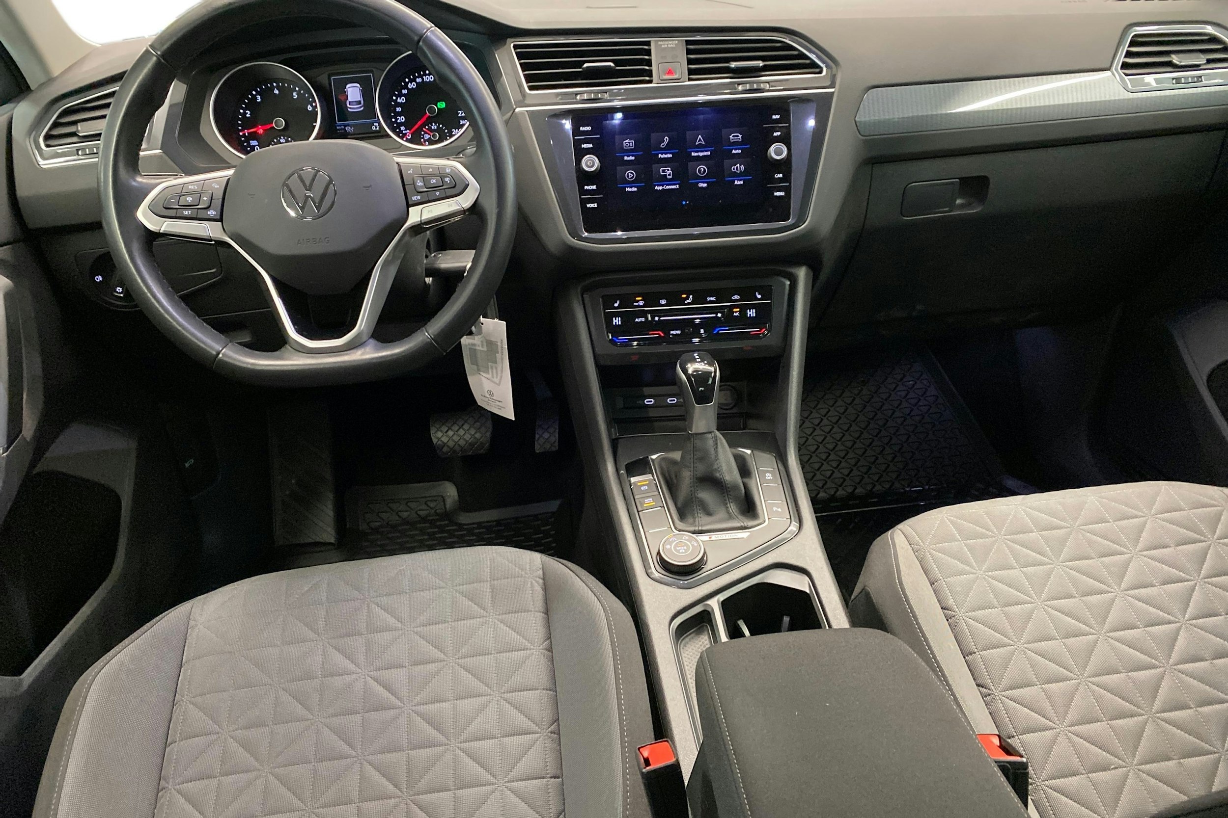 Harmaa Volkswagen Tiguan 2022 kuva 9.