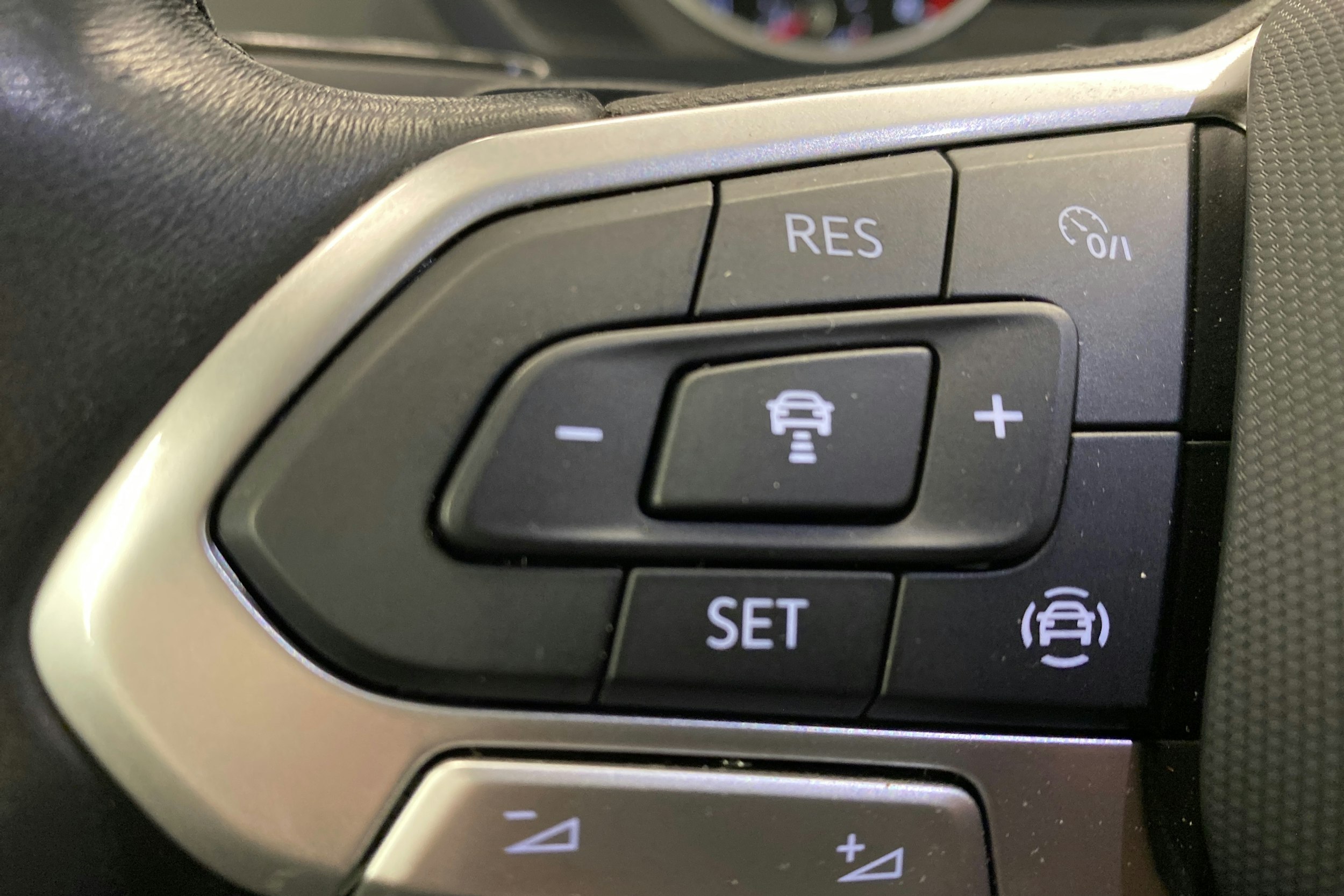 Harmaa Volkswagen Tiguan 2022 kuva 17.