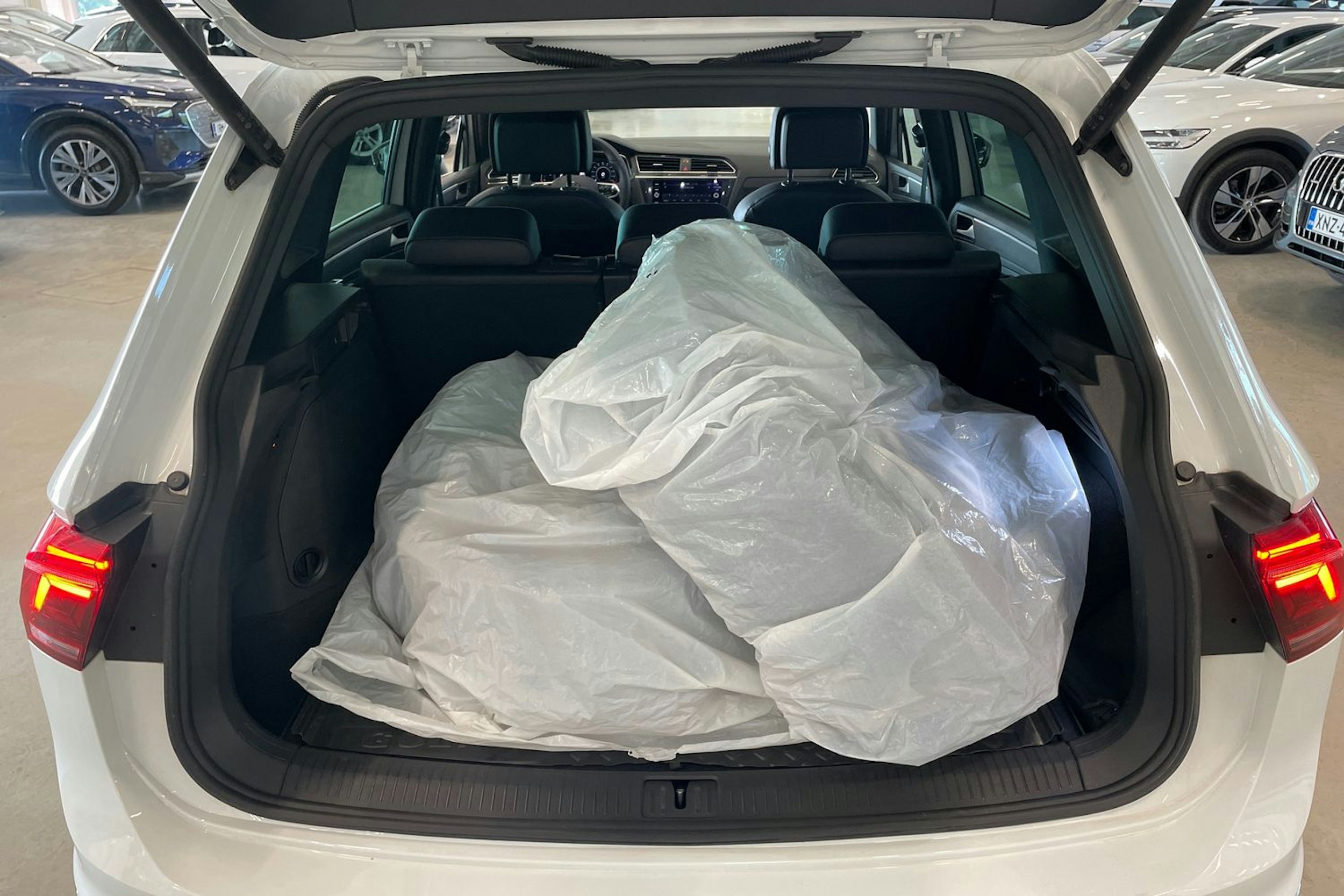 valkoinen Volkswagen Tiguan 2022 kuva 14.