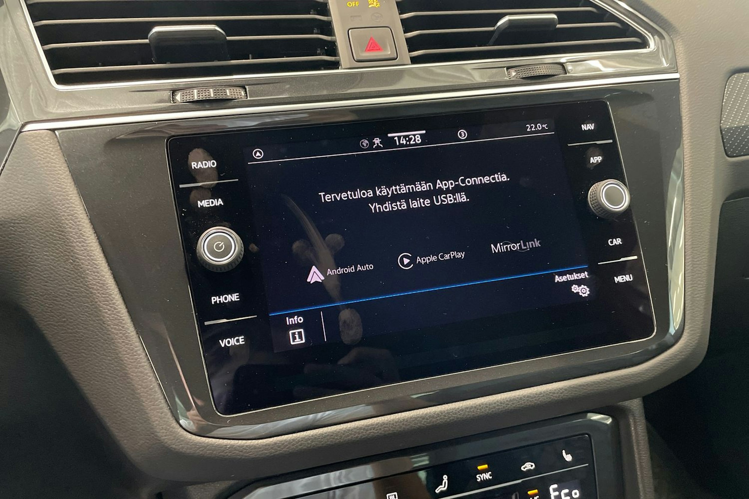 valkoinen Volkswagen Tiguan 2022 kuva 32.