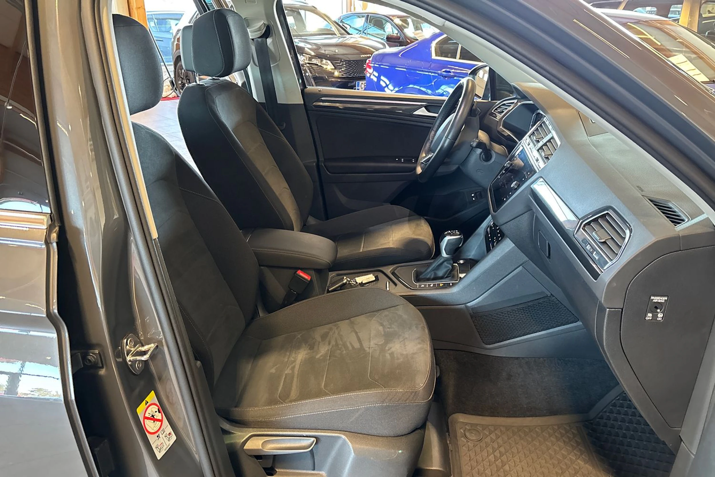 harmaa Volkswagen Tiguan 2022 kuva 12.