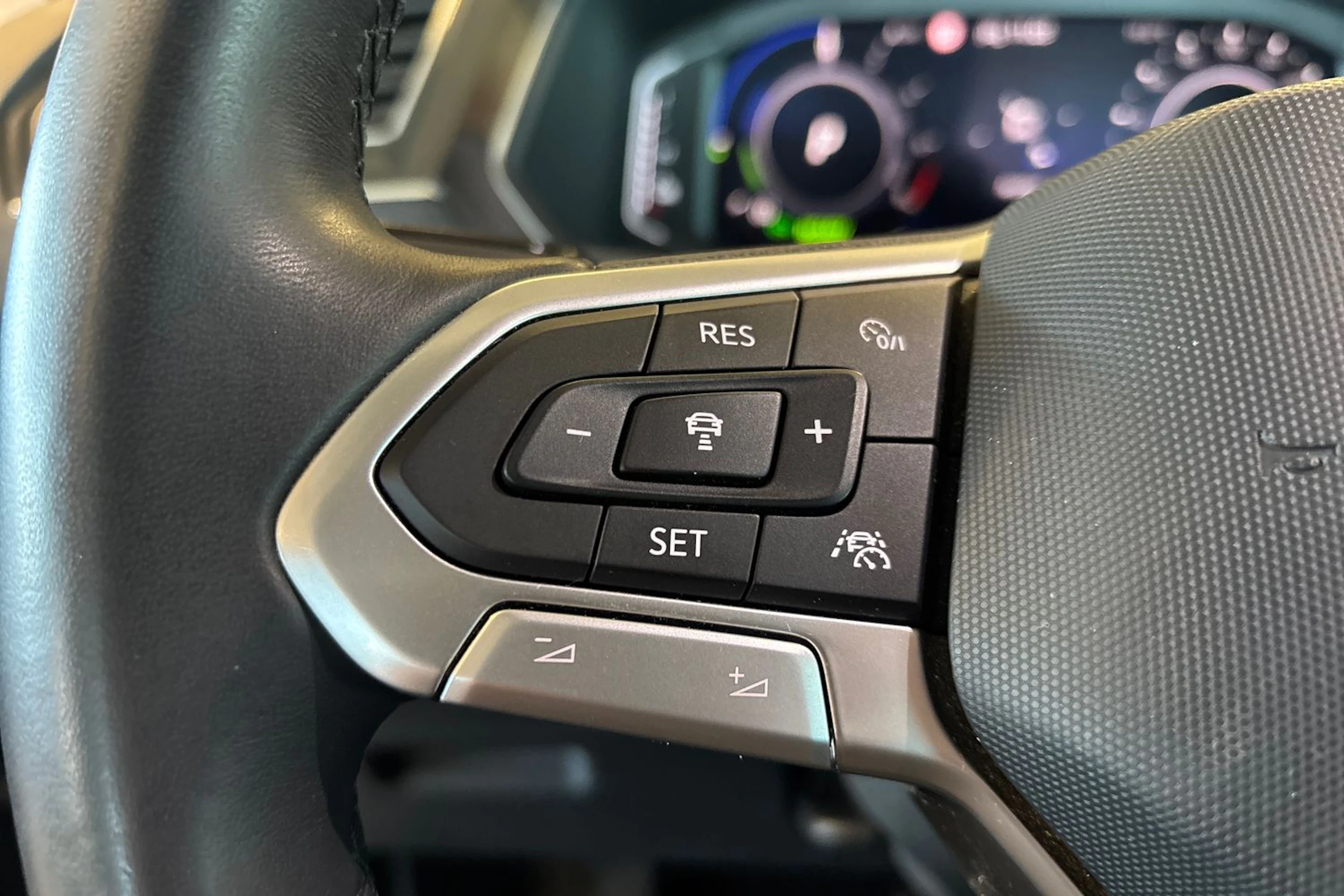 harmaa Volkswagen Tiguan 2022 kuva 16.