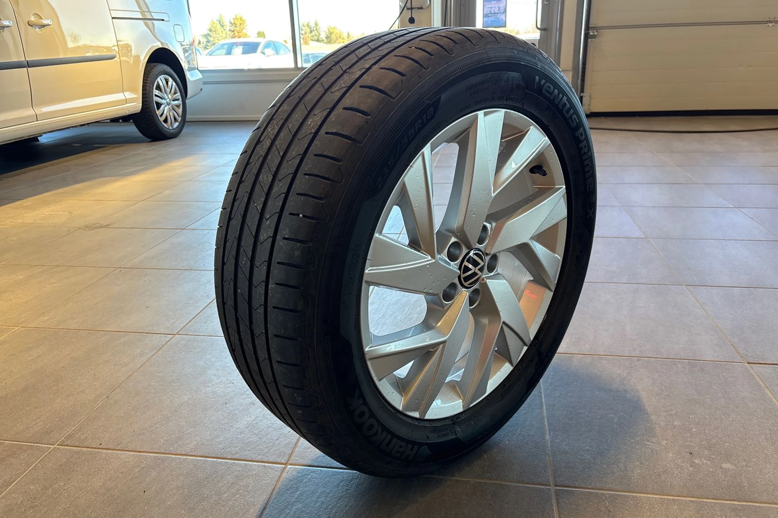 harmaa Volkswagen Tiguan 2022 kuva 22.