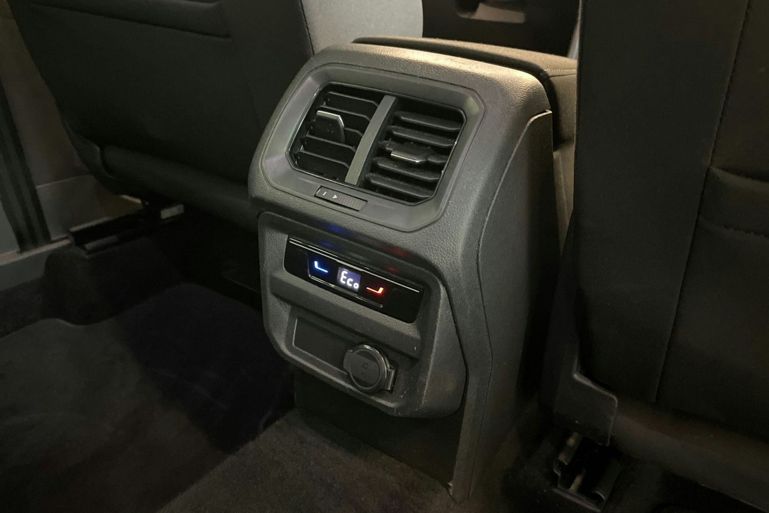 harmaa Volkswagen TIGUAN 2022 kuva 26.