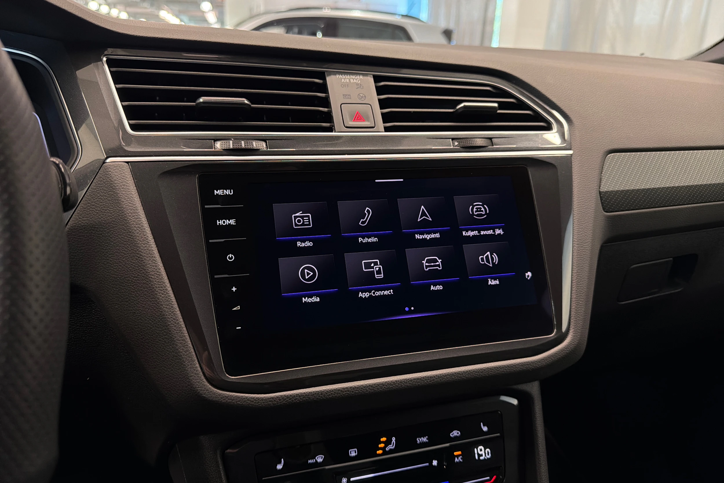 musta Volkswagen Tiguan 2022 kuva 28.