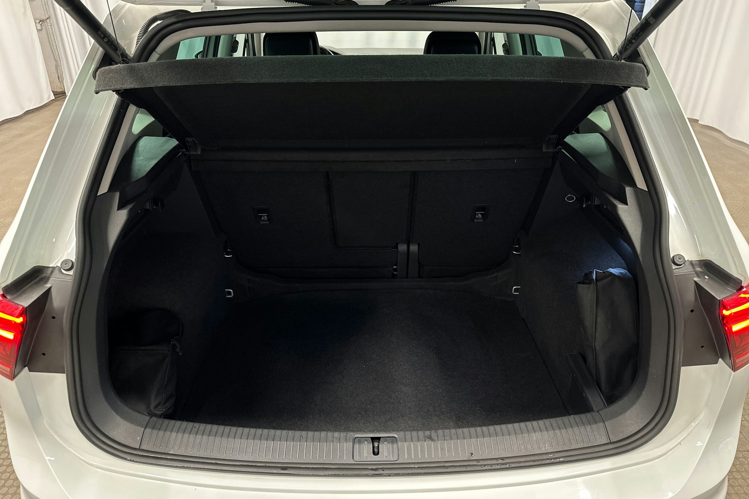 valkoinen Volkswagen Tiguan 2022 kuva 14.