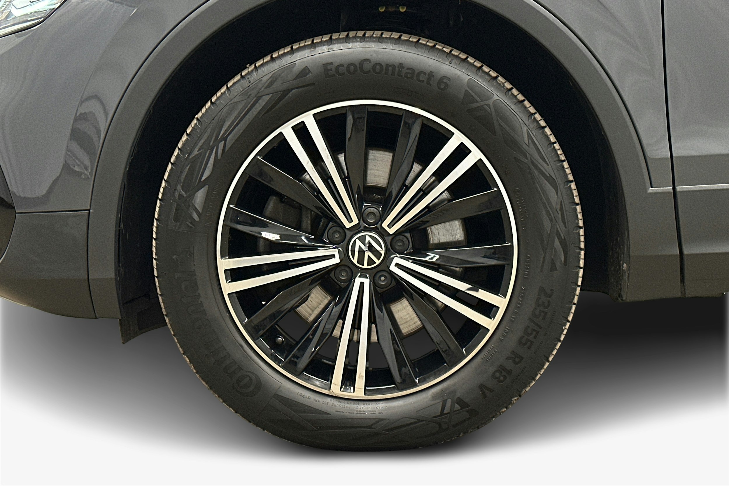 harmaa Volkswagen Tiguan 2023 kuva 11.