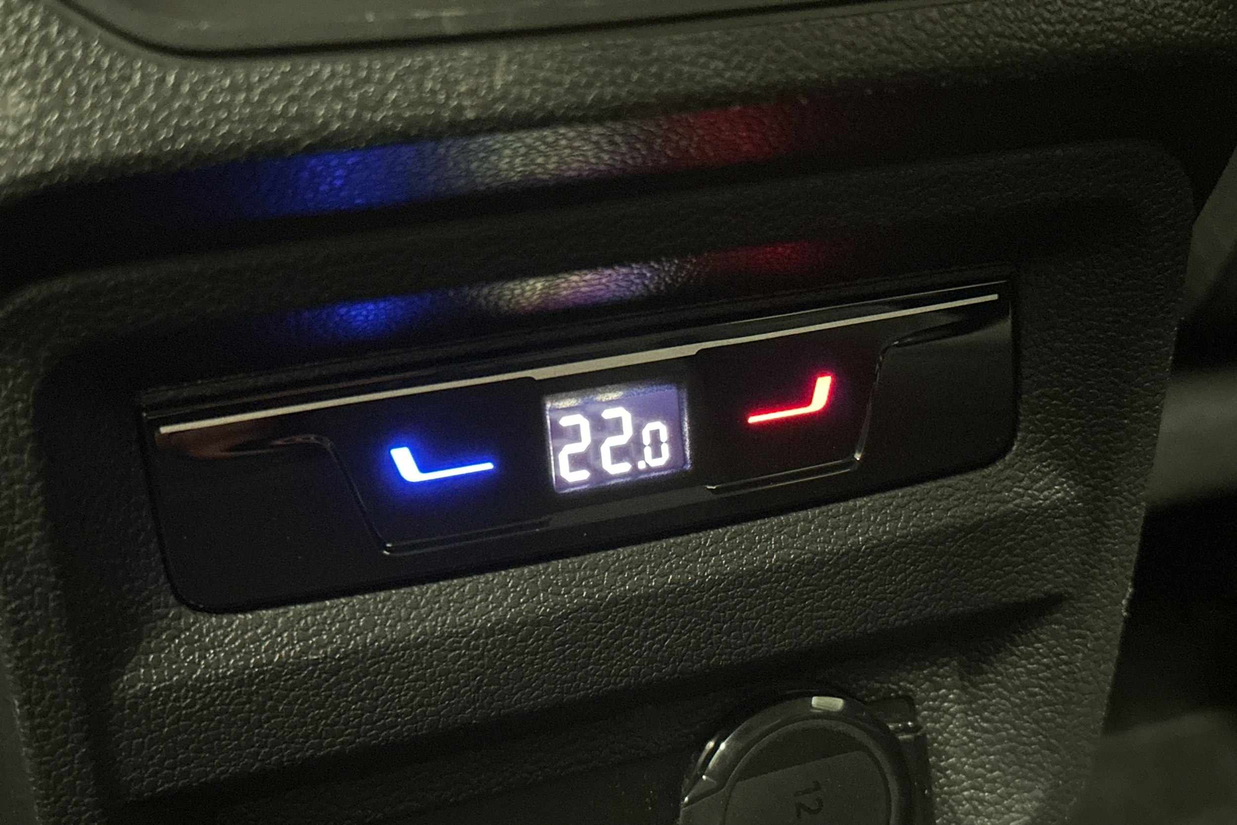 harmaa Volkswagen Tiguan 2023 kuva 16.