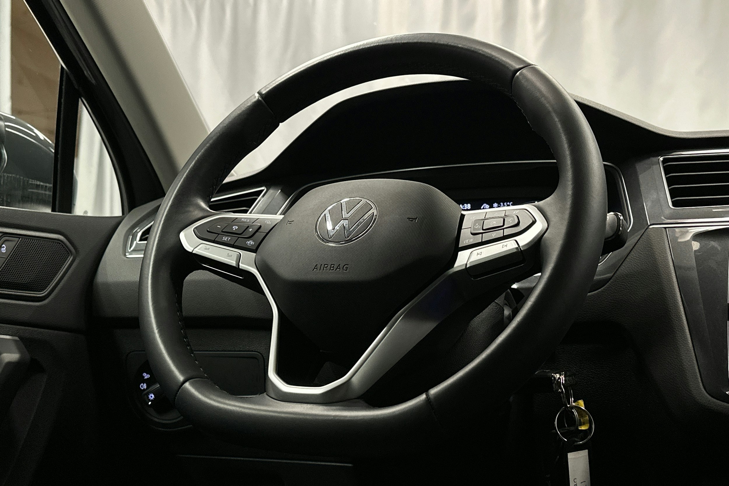 harmaa Volkswagen Tiguan 2023 kuva 18.