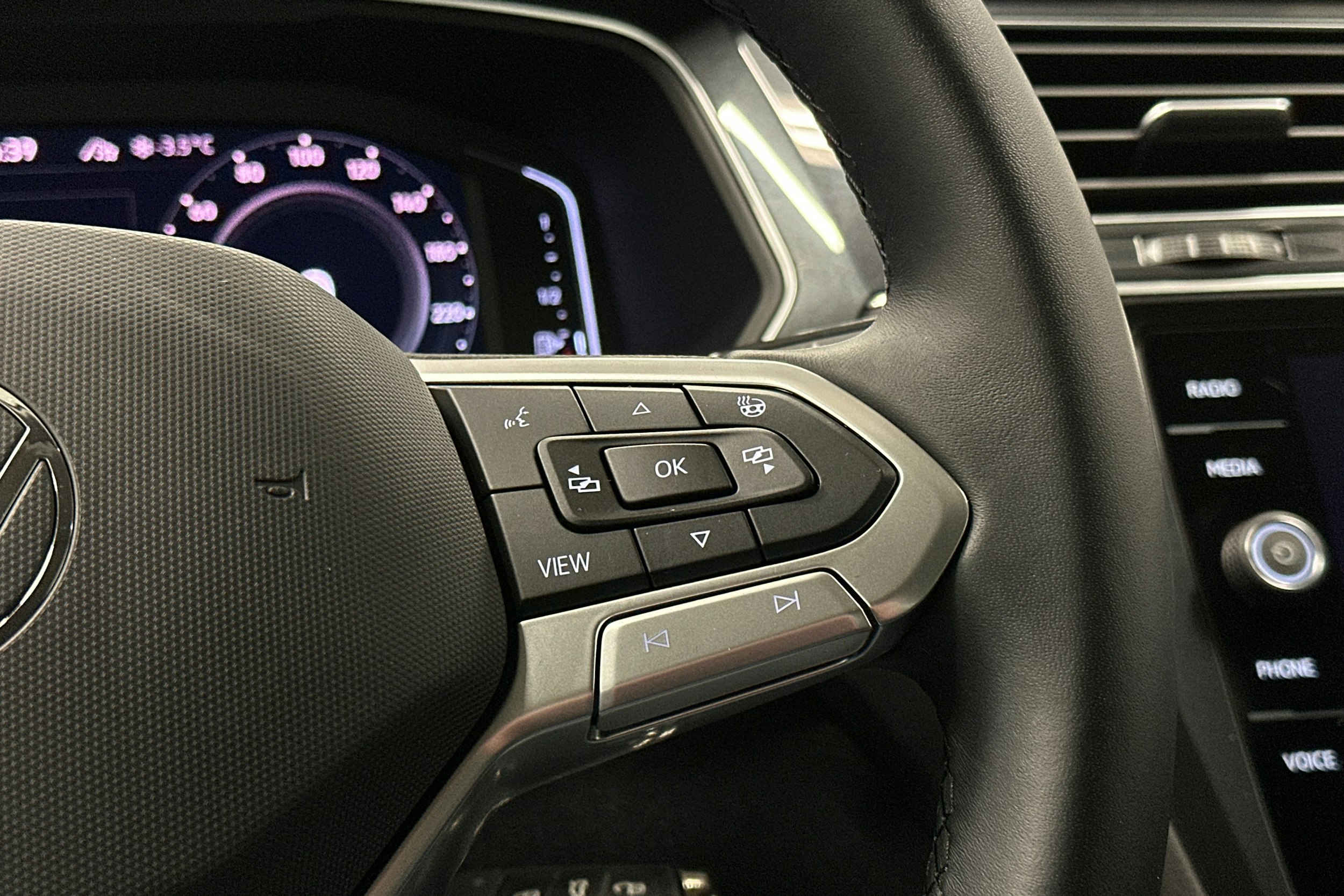 harmaa Volkswagen Tiguan 2023 kuva 20.