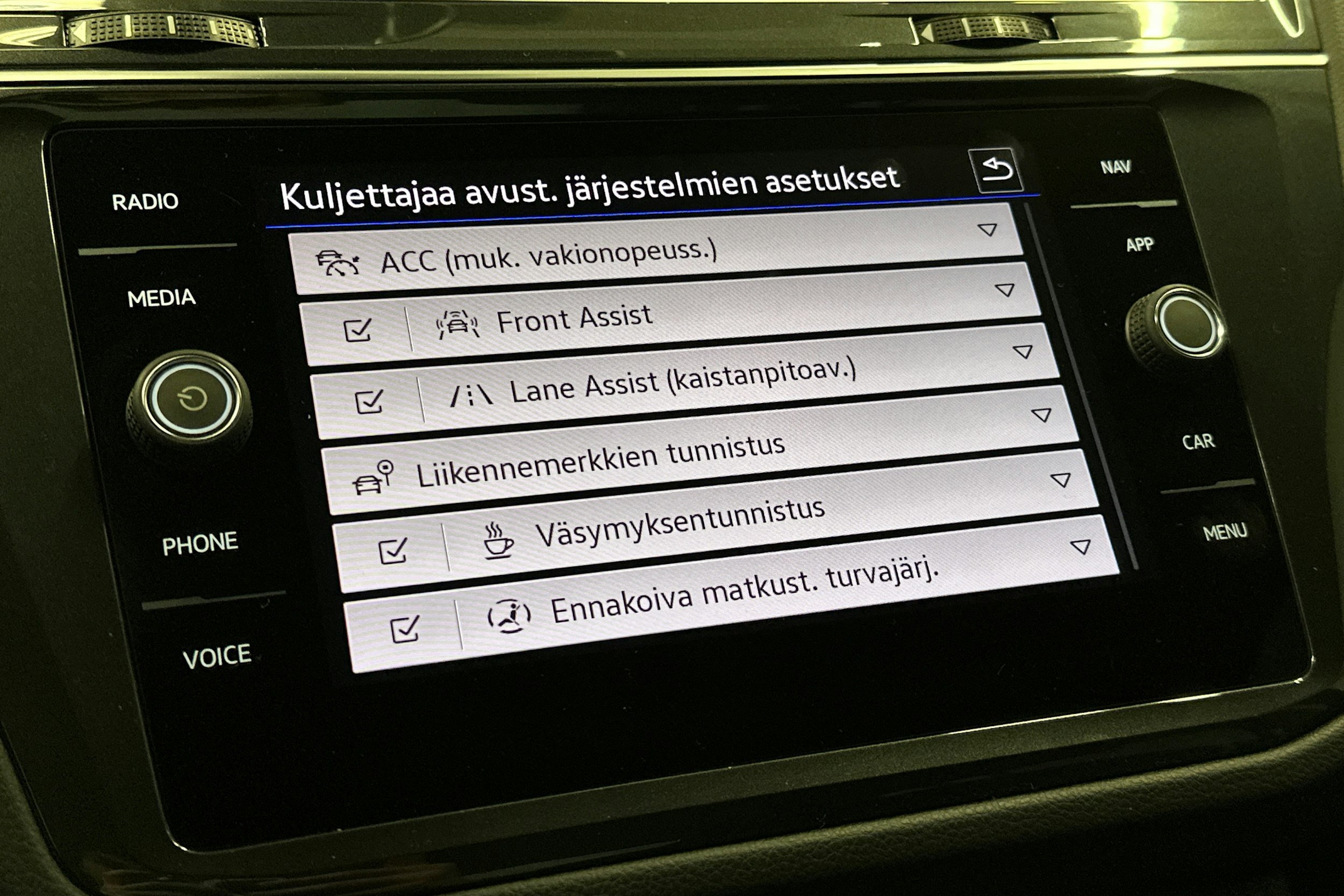 harmaa Volkswagen Tiguan 2023 kuva 23.