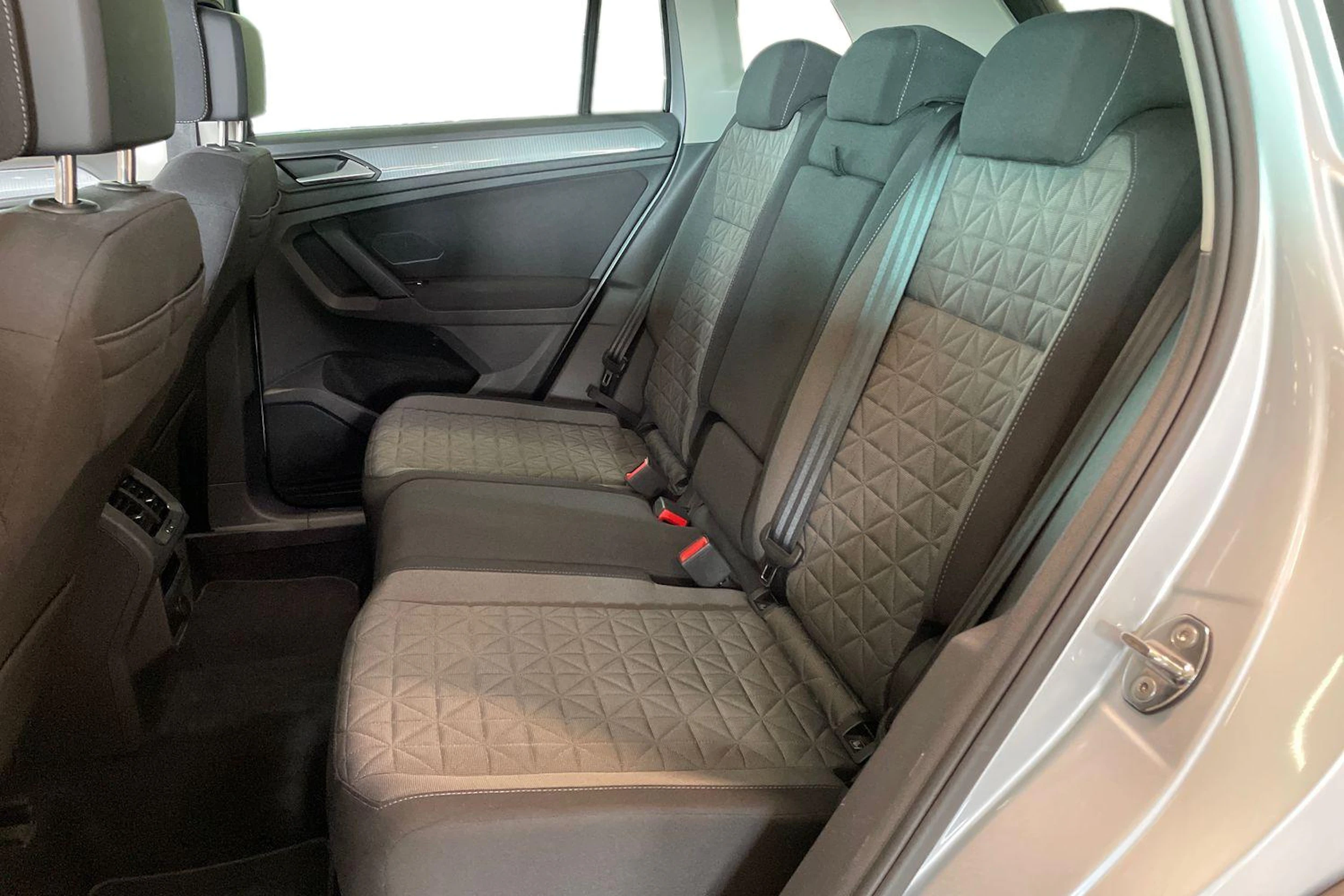 harmaa Volkswagen Tiguan 2023 kuva 8.
