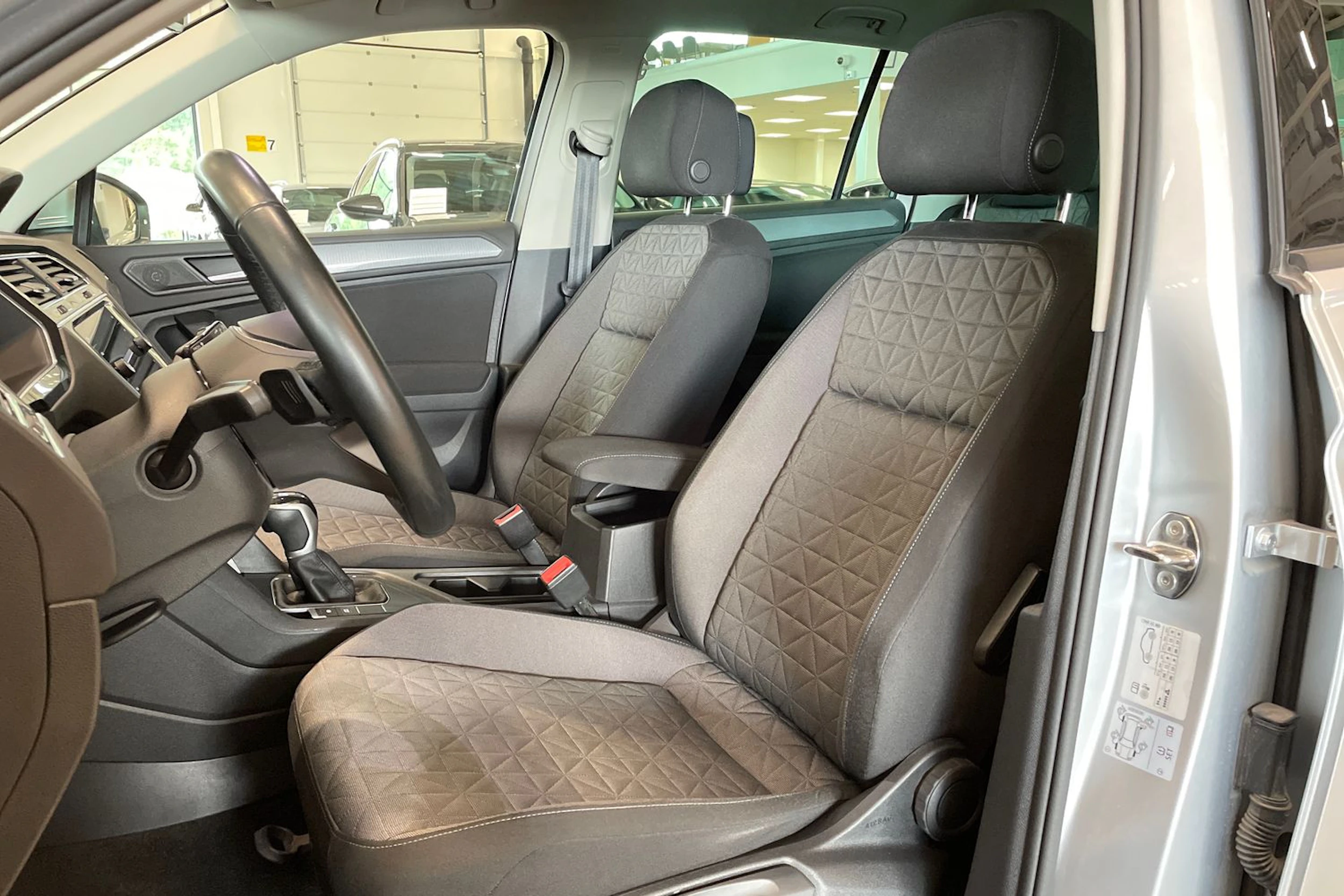 harmaa Volkswagen Tiguan 2023 kuva 11.