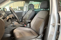 harmaa Volkswagen Tiguan 2023 kuva 11.