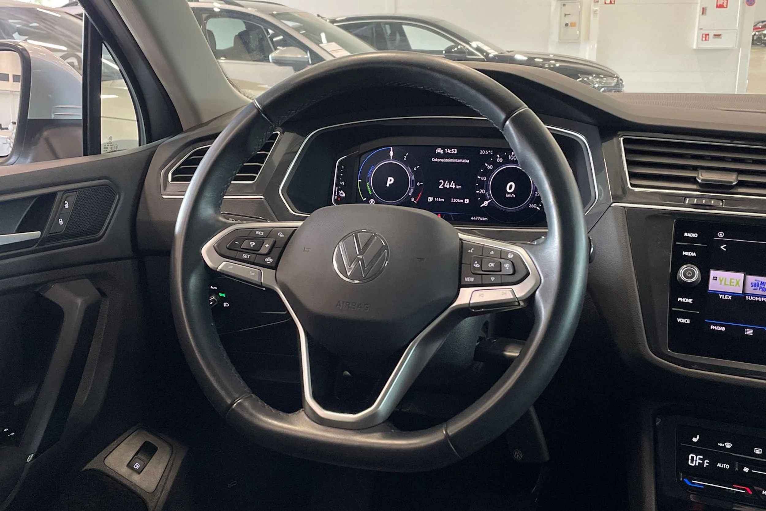 harmaa Volkswagen Tiguan 2023 kuva 12.
