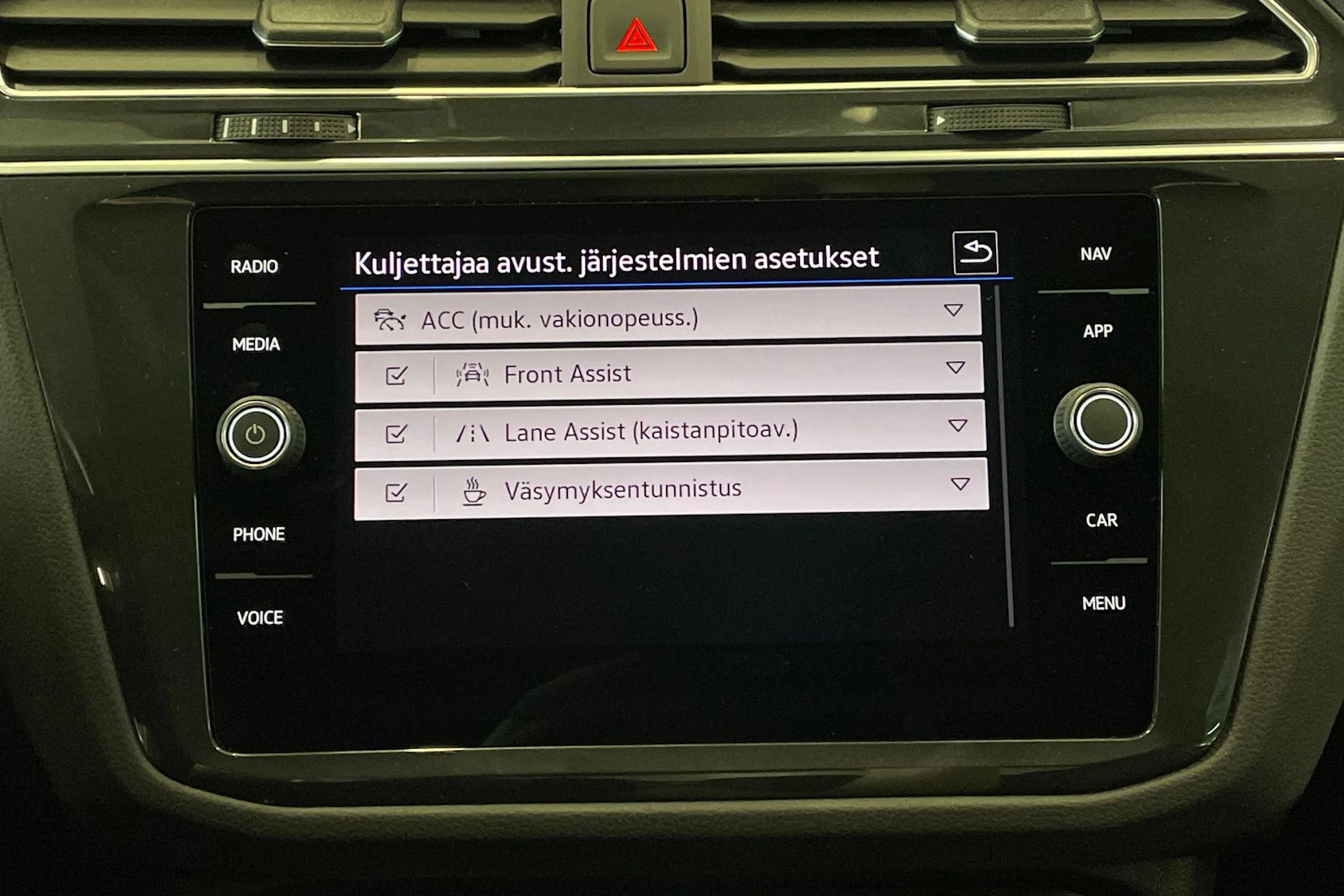 harmaa Volkswagen Tiguan 2023 kuva 20.