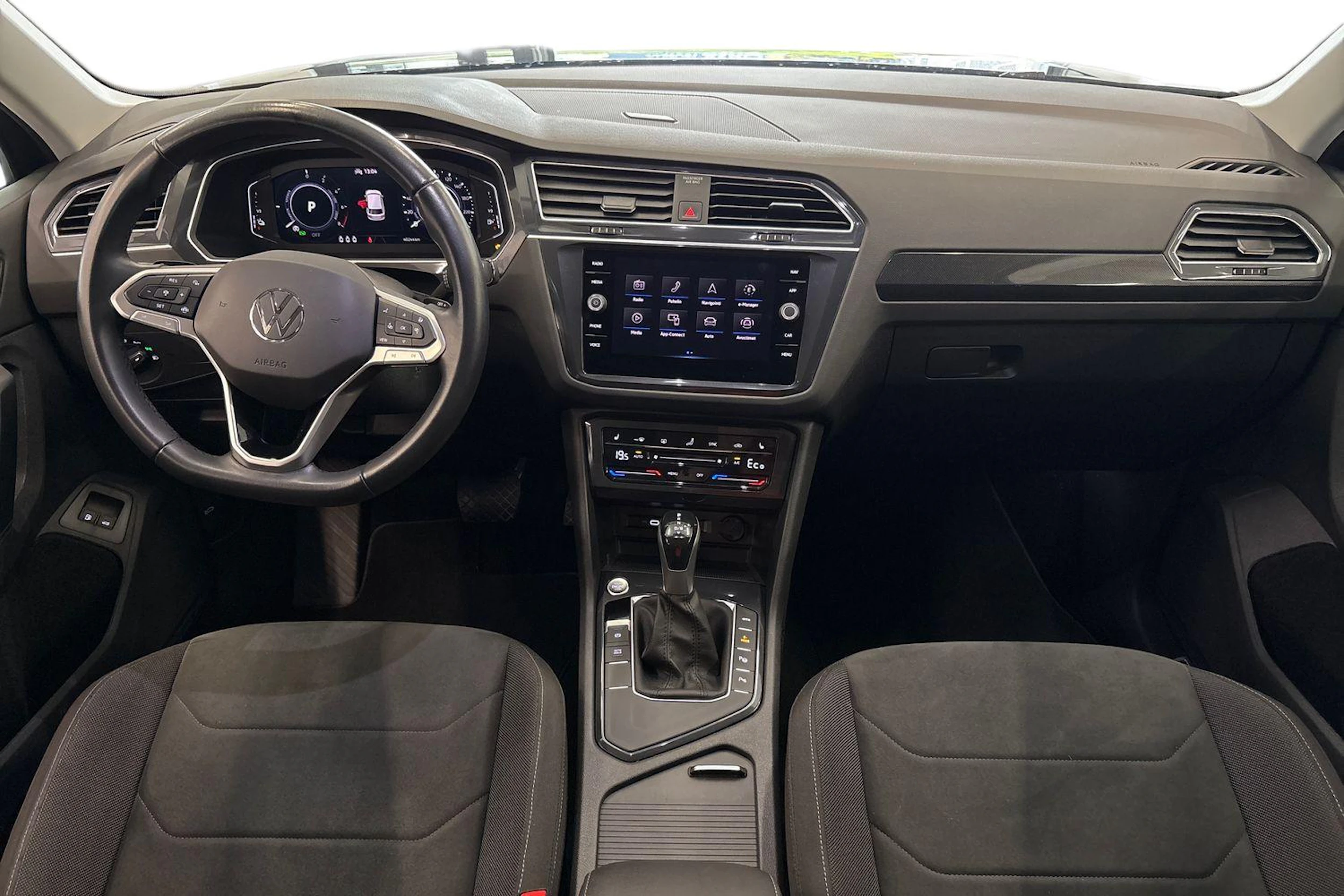 harmaa Volkswagen Tiguan 2023 kuva 7.