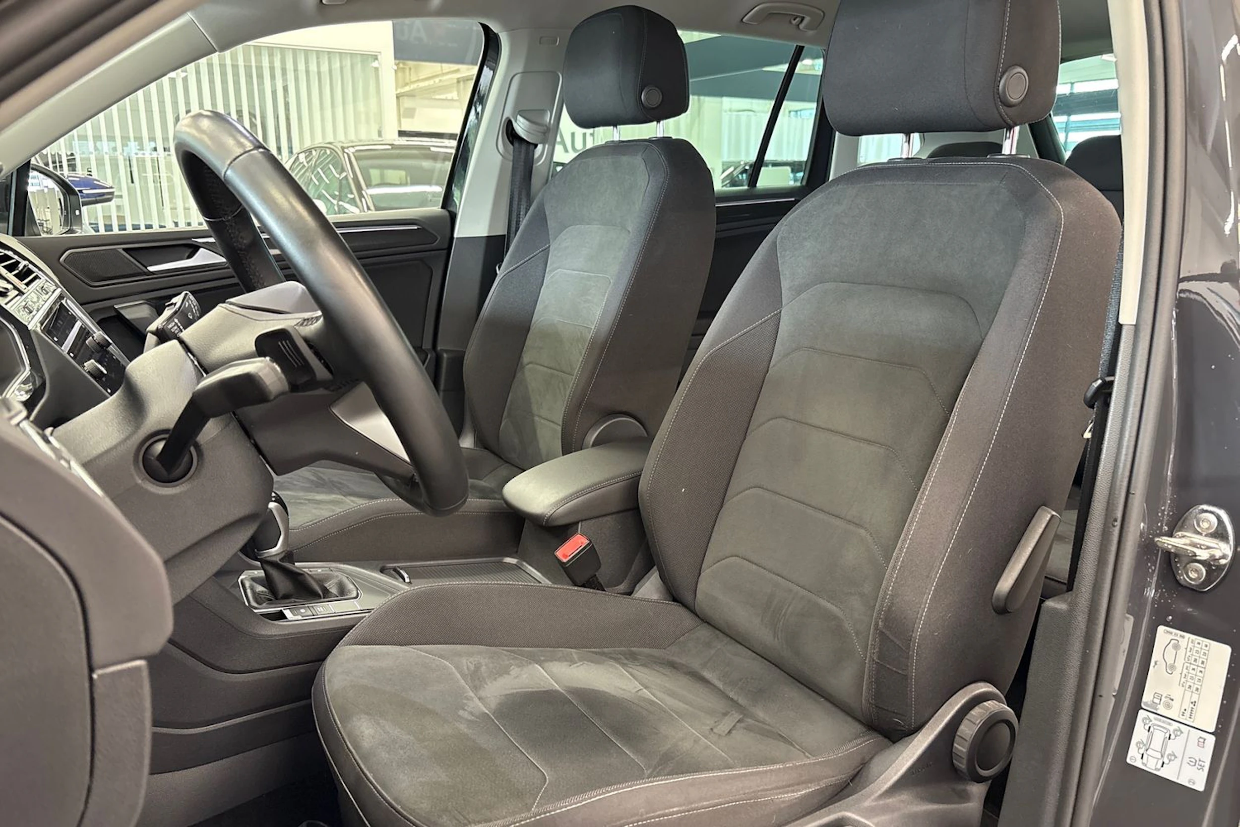 harmaa Volkswagen Tiguan 2023 kuva 11.